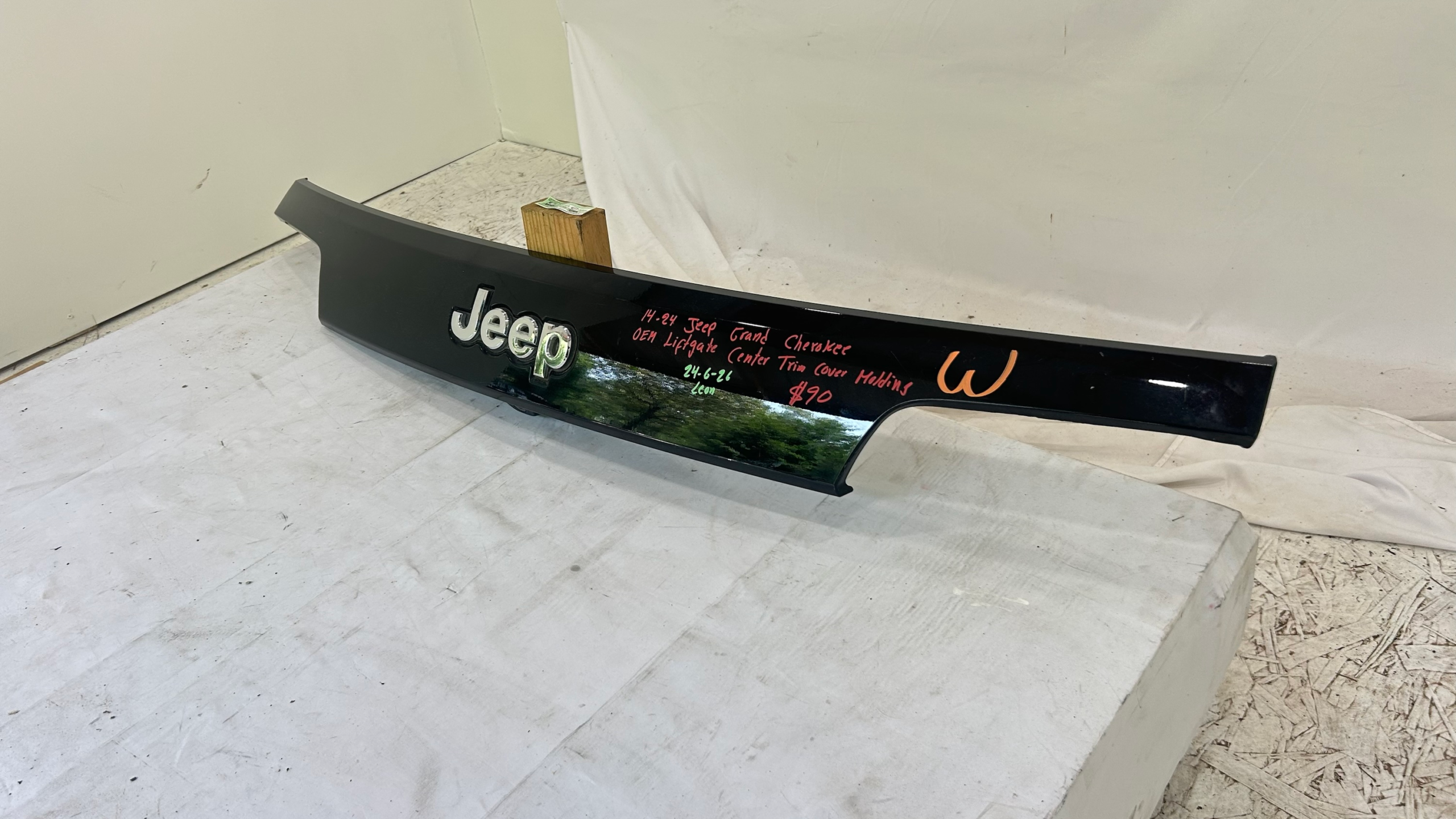 2014-2024 Jeep Grand Cherokee Liftgate center trim molding cover w/ camera