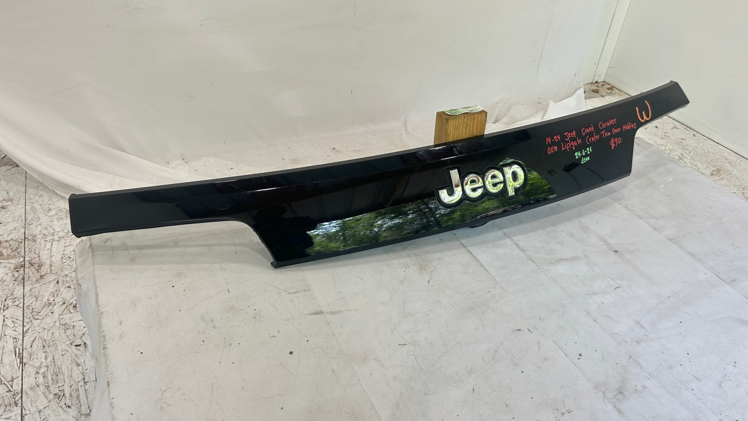 2014-2024 Jeep Grand Cherokee Liftgate center trim molding cover w/ camera