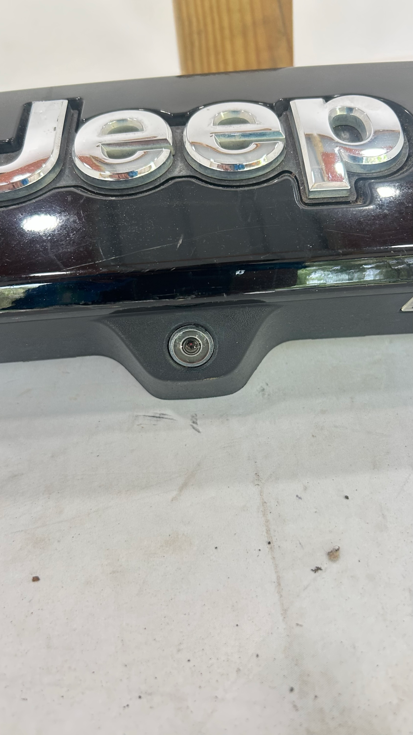 2014-2024 Jeep Grand Cherokee Liftgate center trim molding cover w/ camera