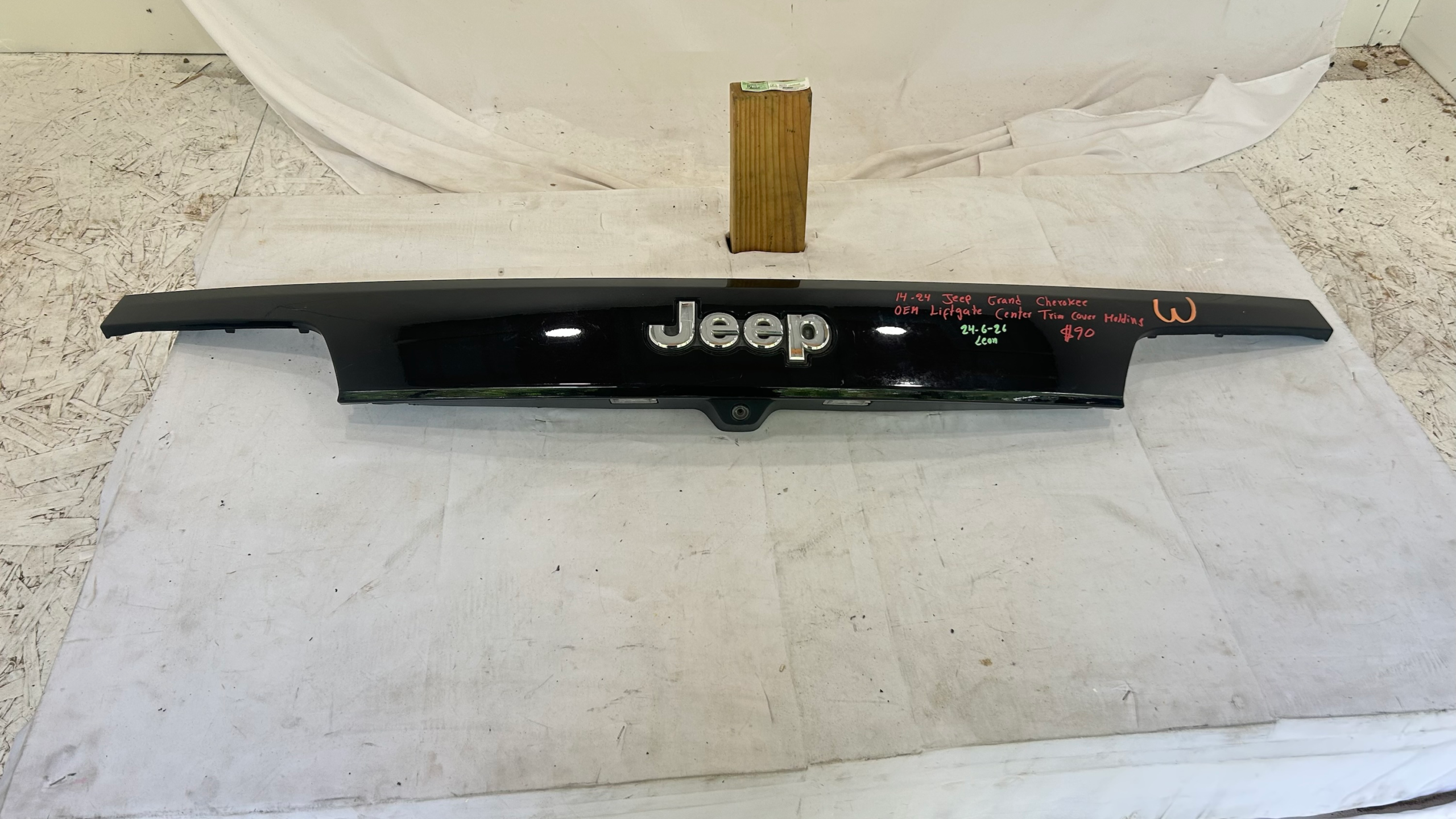 2014-2024 Jeep Grand Cherokee Liftgate center trim molding cover w/ camera