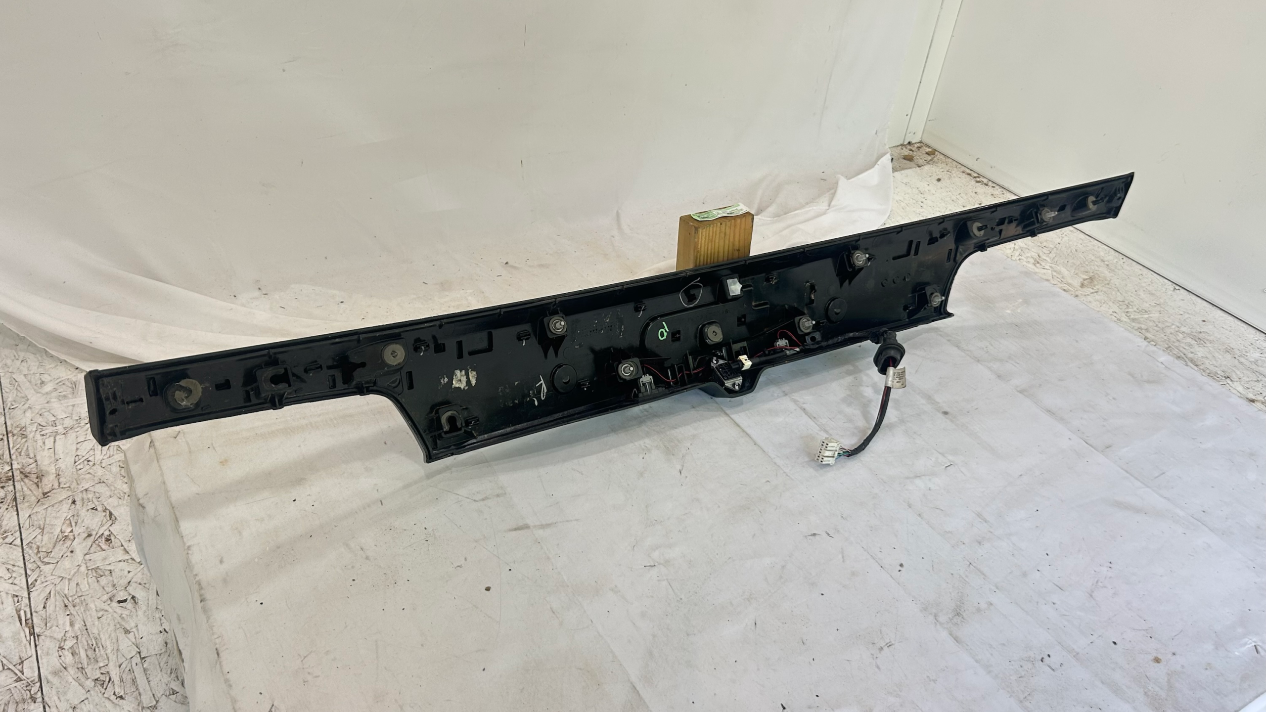 2014-2024 Jeep Grand Cherokee Liftgate center trim molding cover w/ camera