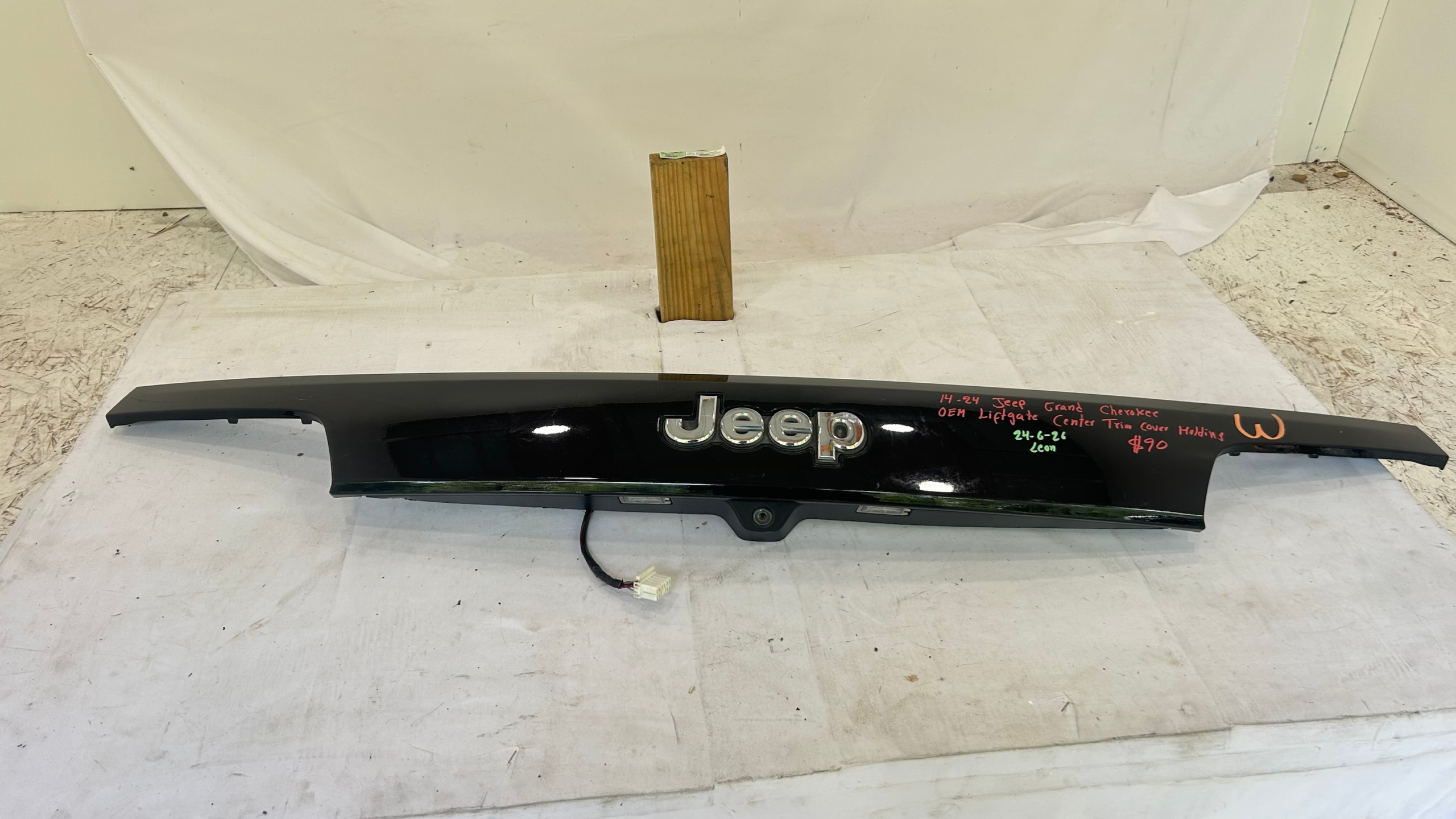 2014-2024 Jeep Grand Cherokee Liftgate center trim molding cover w/ camera