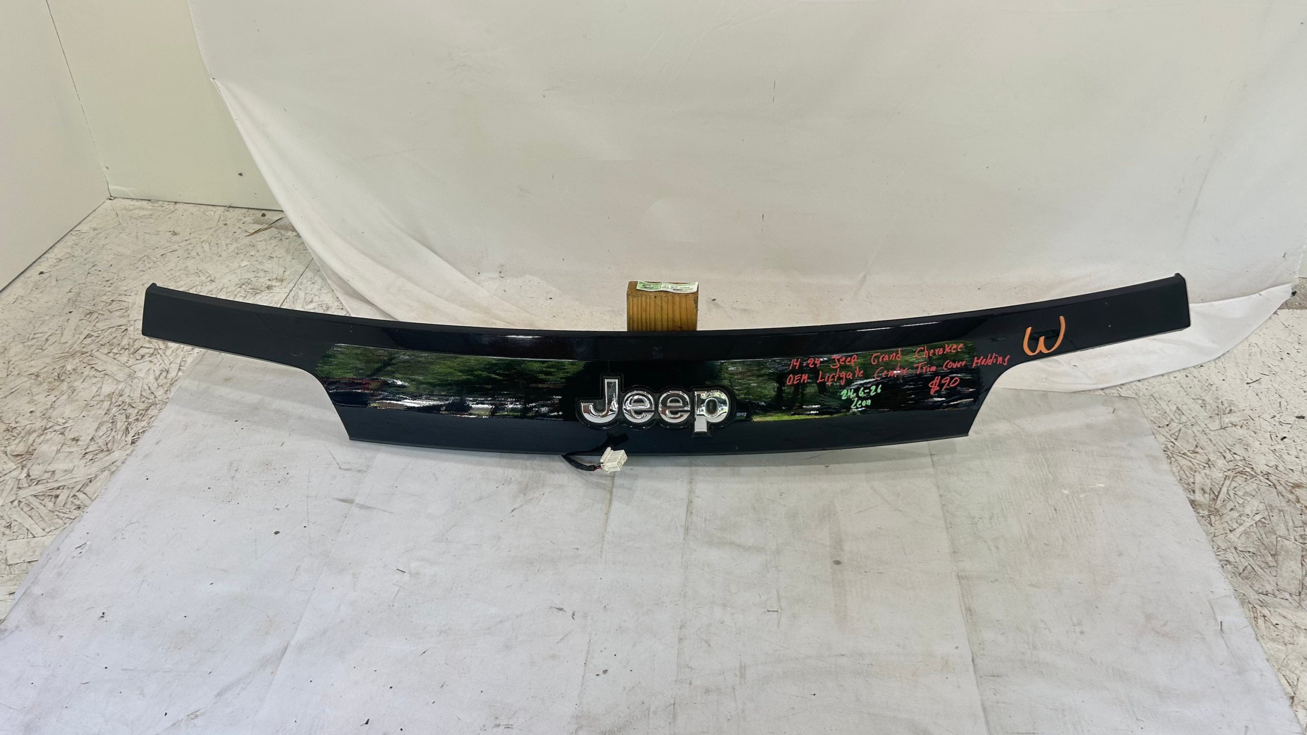 2014-2024 Jeep Grand Cherokee Liftgate center trim molding cover w/ camera