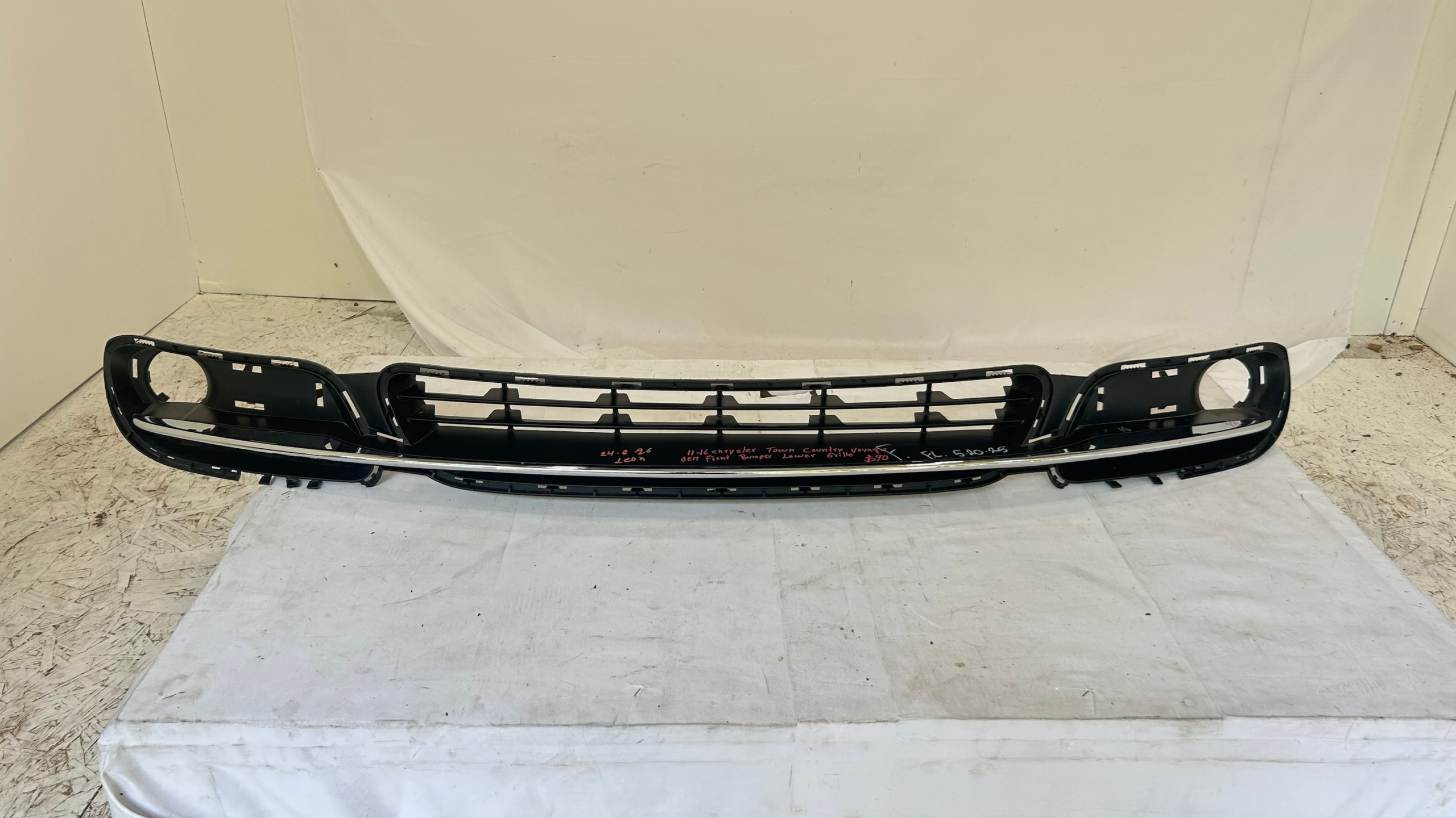 2011-2016 Chrysler Town Country Voyager front bumper lower grille