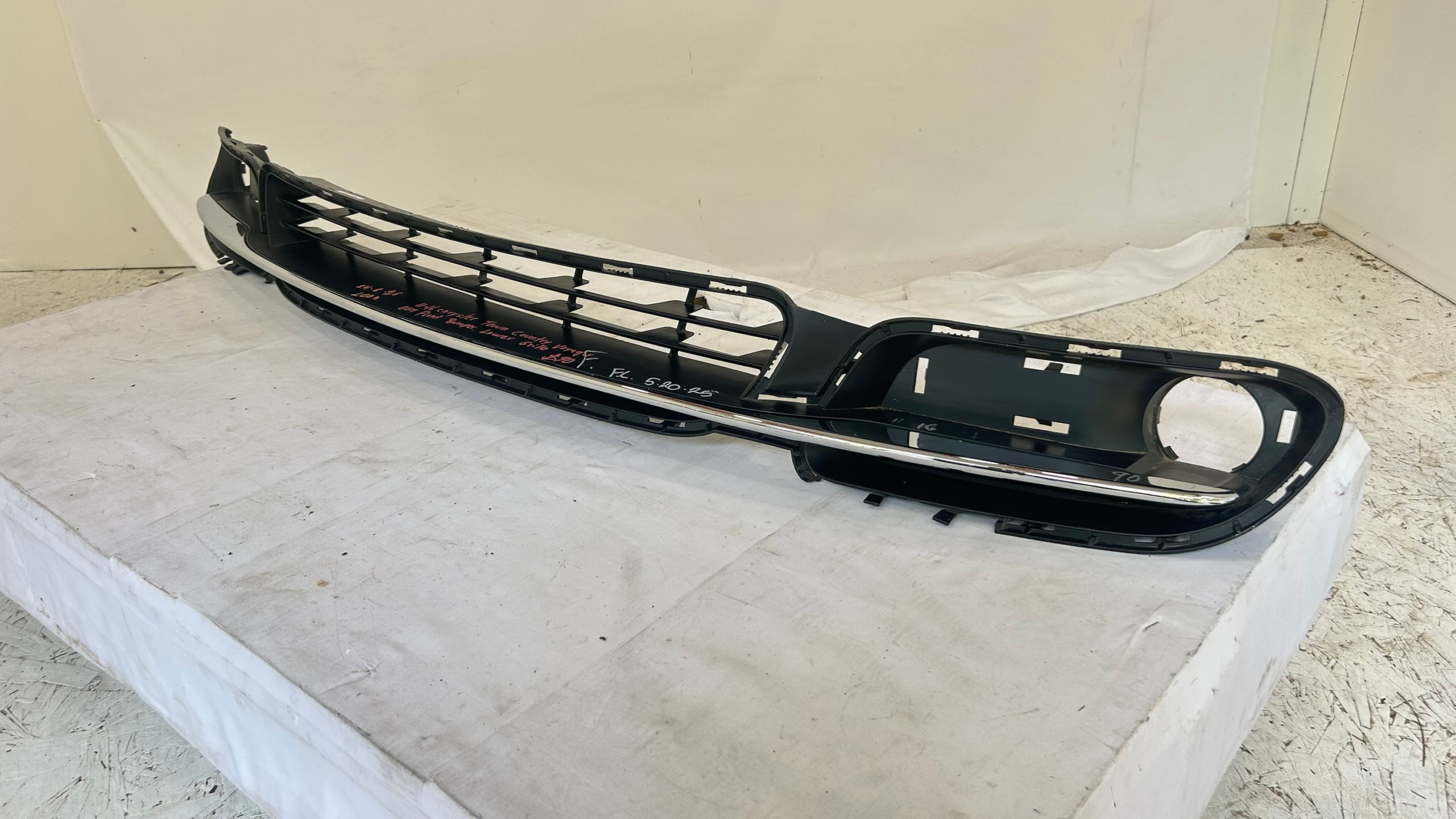 2011-2016 Chrysler Town Country Voyager front bumper lower grille