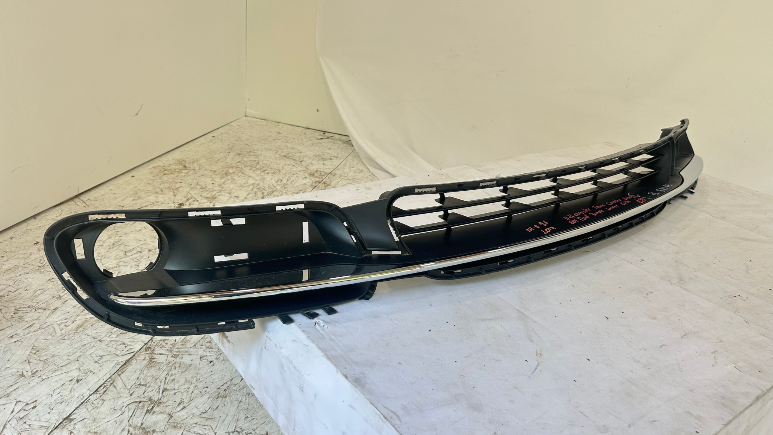 2011-2016 Chrysler Town Country Voyager front bumper lower grille