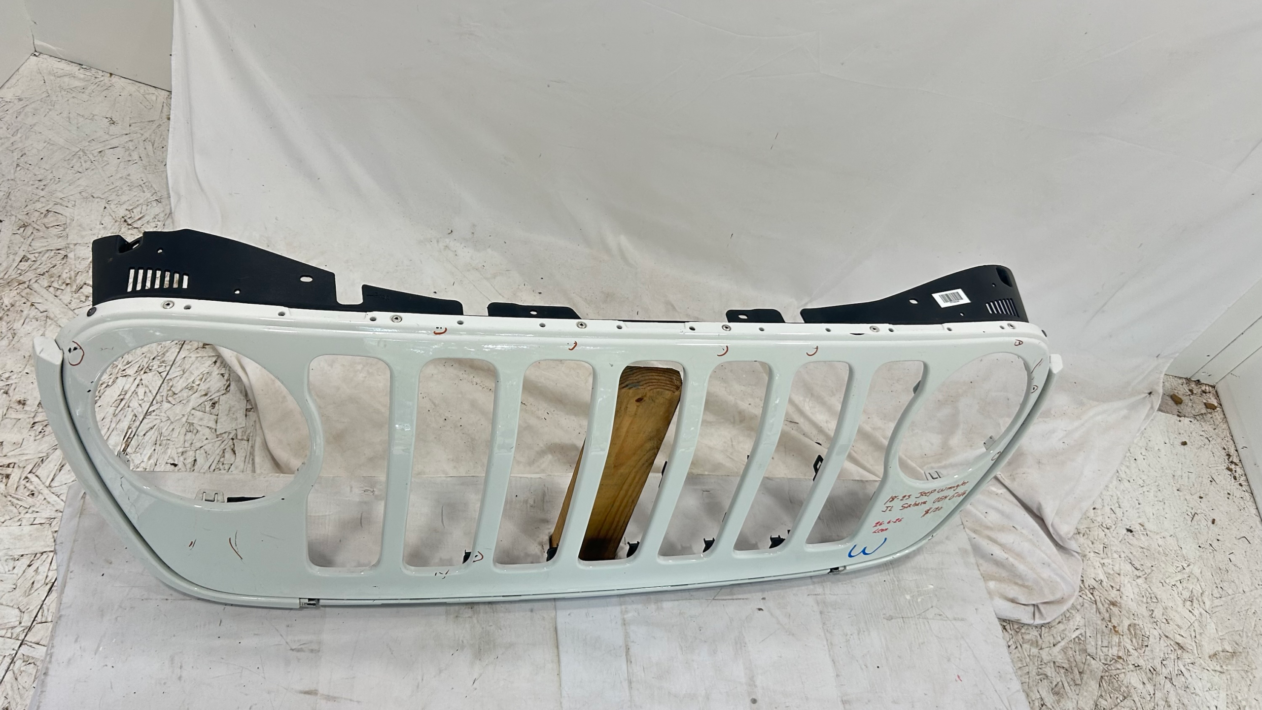 2018-2023 Jeep Wrangler JL Sahara White Grille