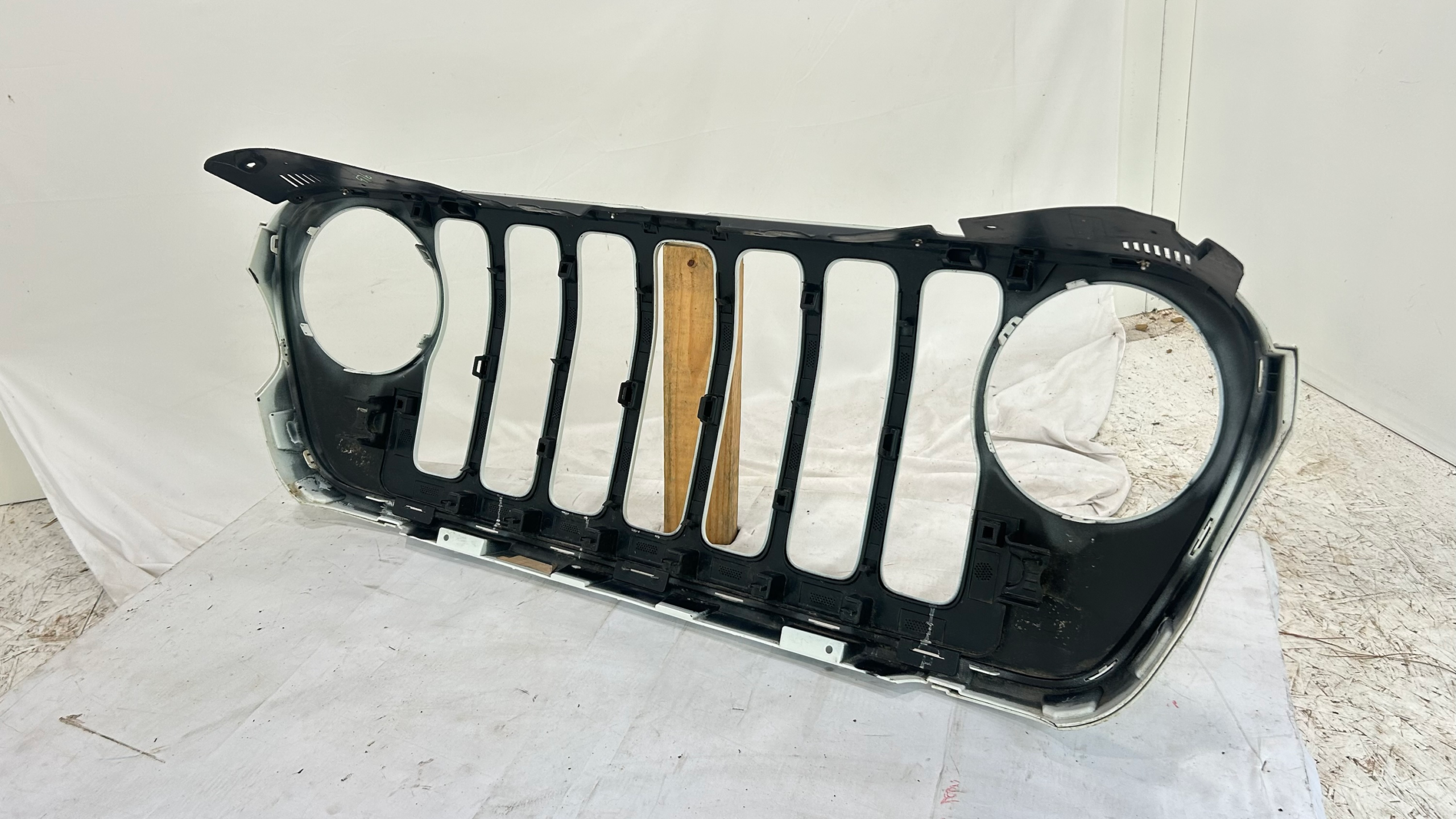 2018-2023 Jeep Wrangler JL Sahara White Grille