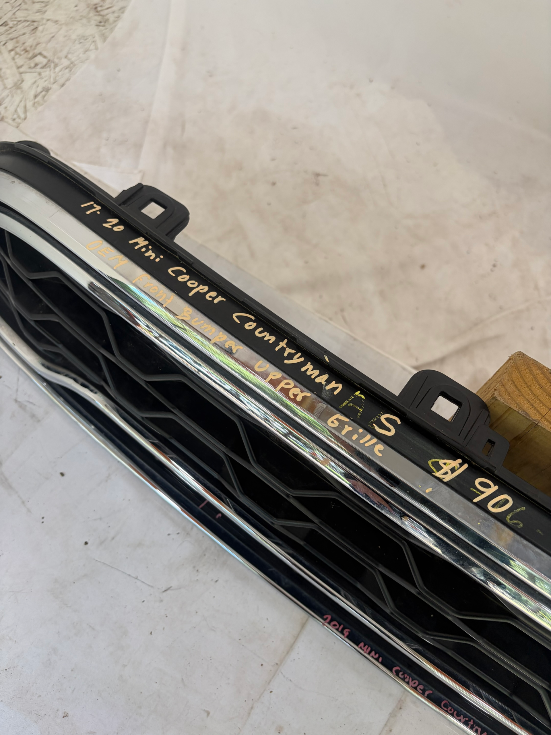 2017-2020 Mini Cooper Countryman S Front Bumper Upper Grille