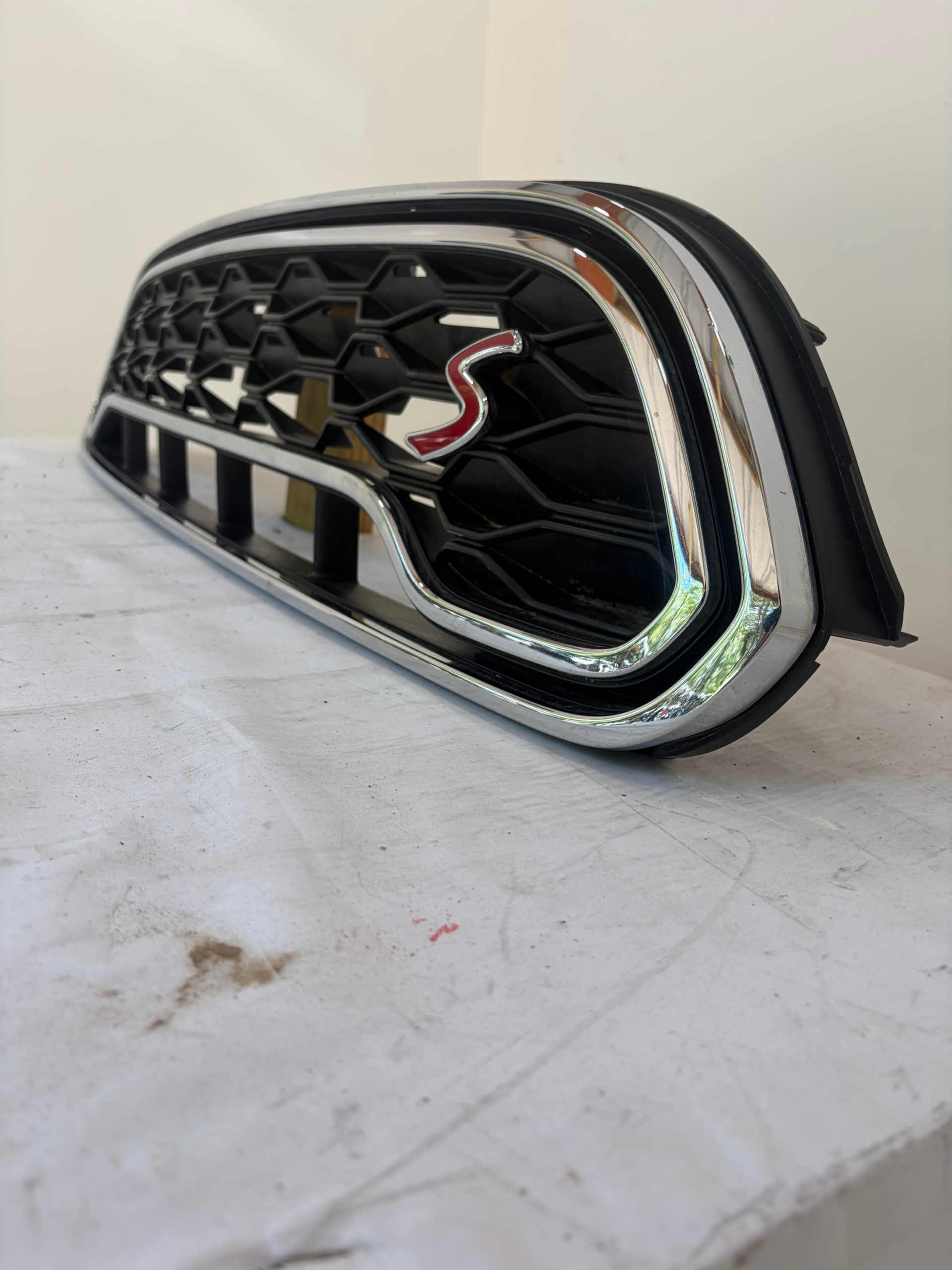 2017-2020 Mini Cooper Countryman S Front Bumper Upper Grille