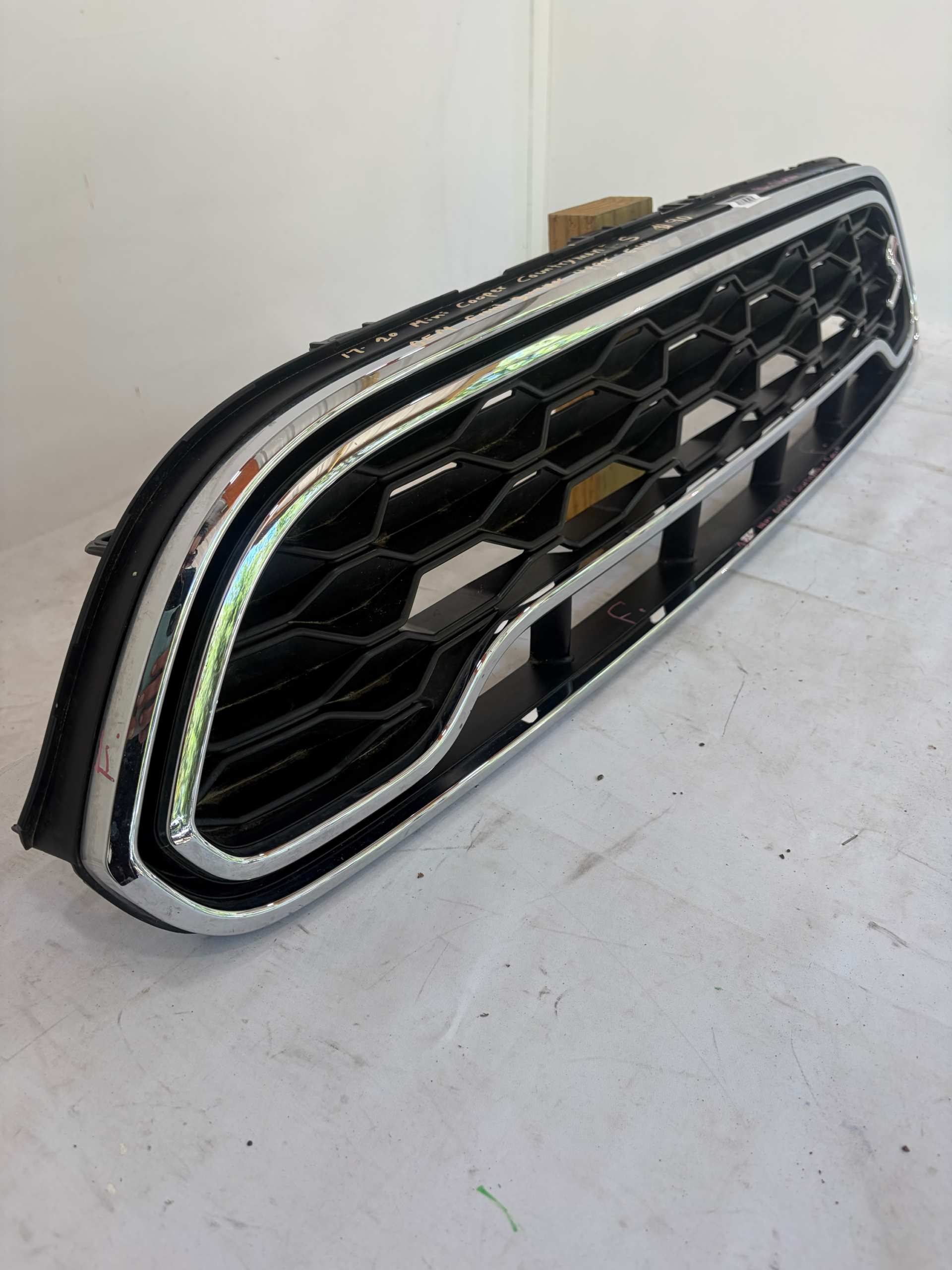 2017-2020 Mini Cooper Countryman S Front Bumper Upper Grille