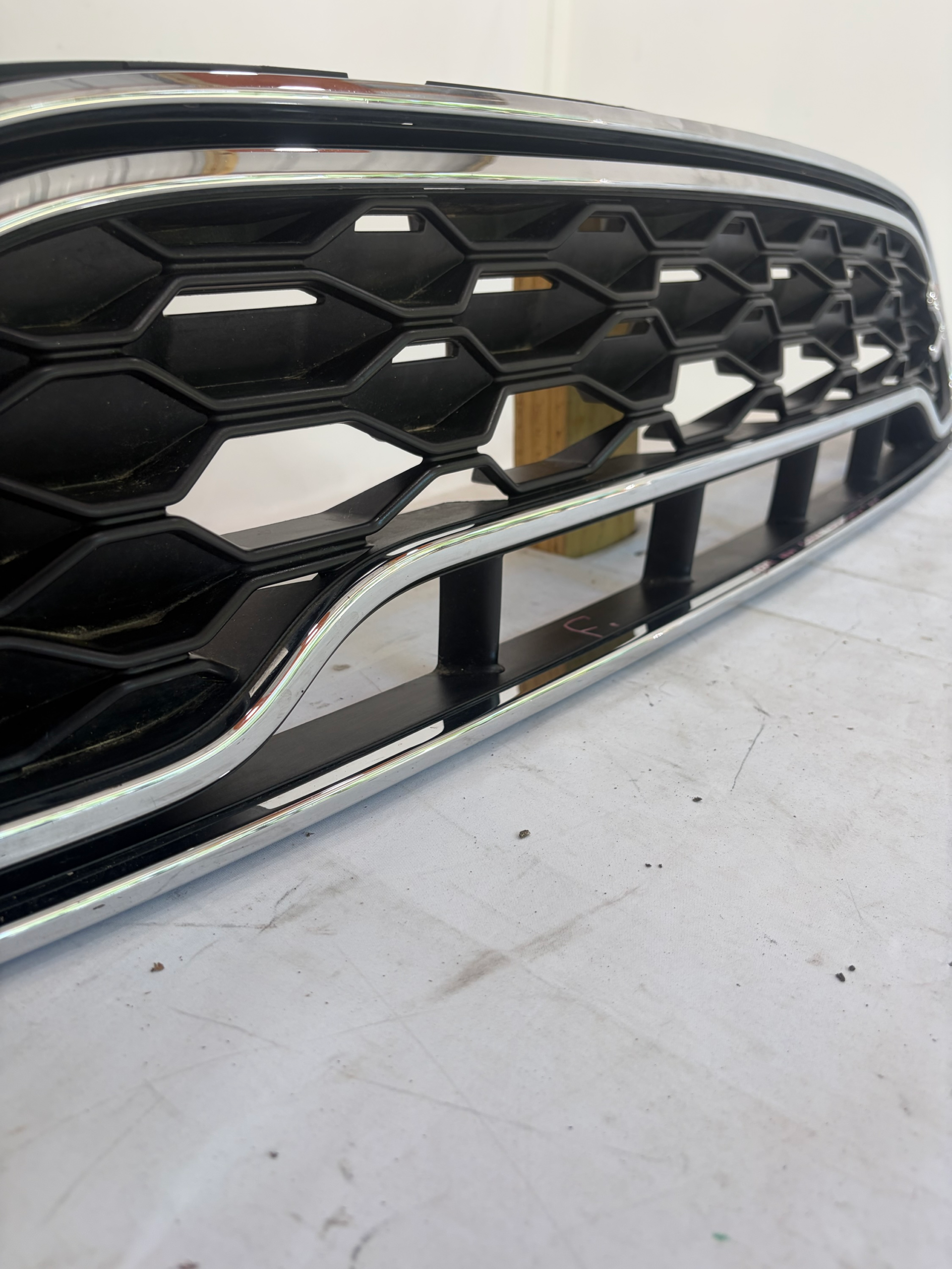 2017-2020 Mini Cooper Countryman S Front Bumper Upper Grille