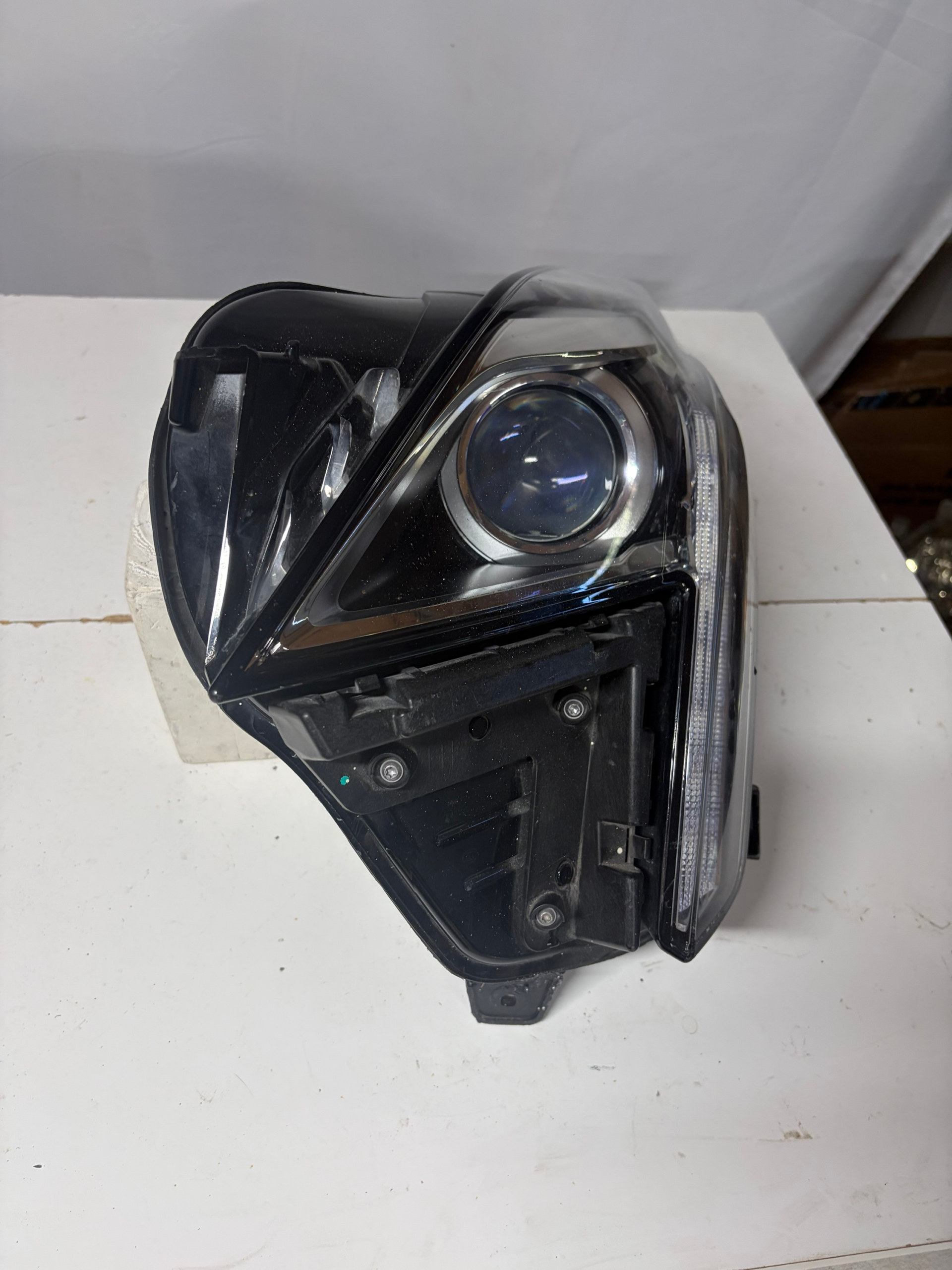 2017-2019 Cadillac XT5 Driver Side Headlight LH LED