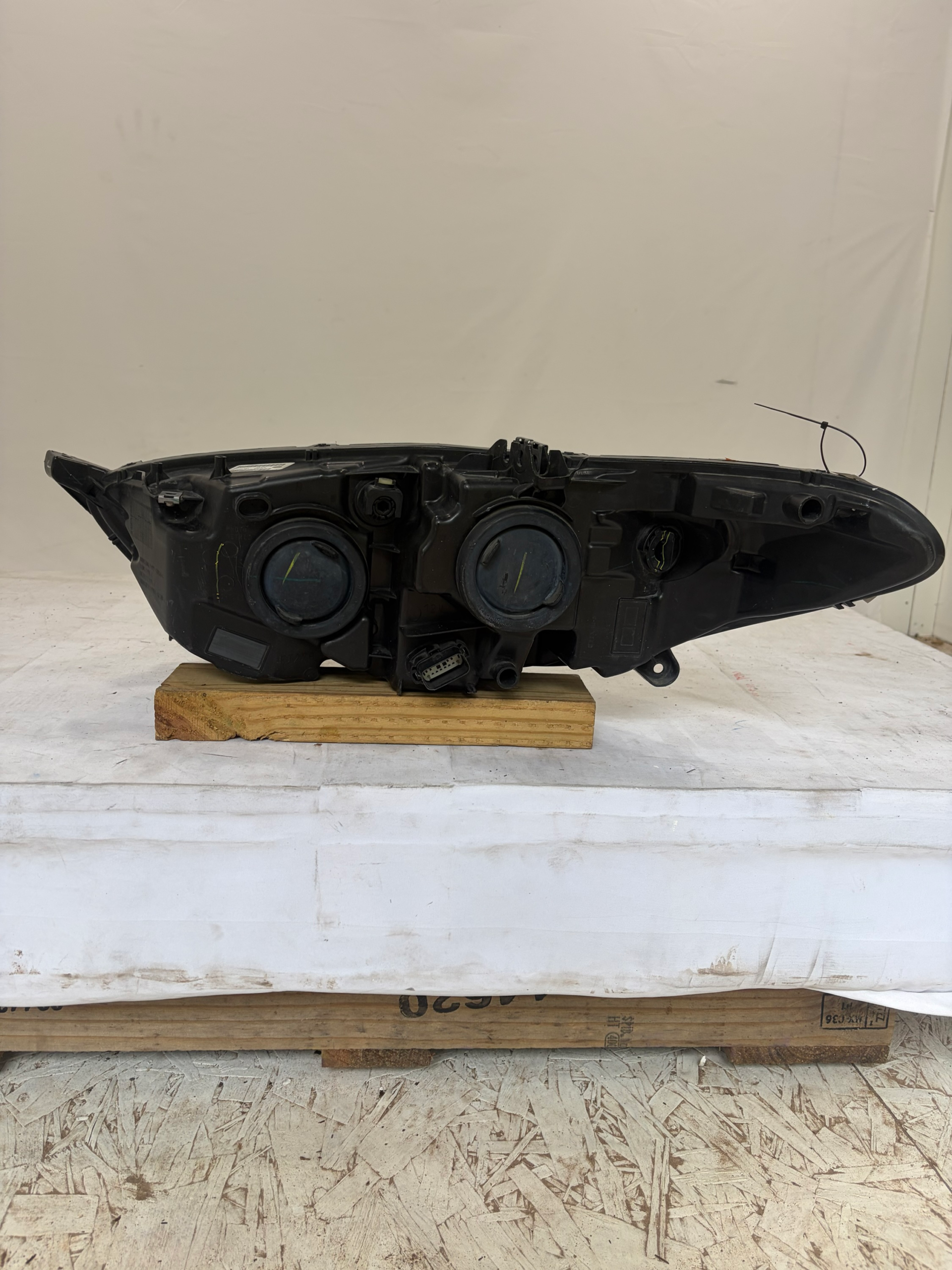 2013-2016 Ford Fusion Passenger Side Headlight