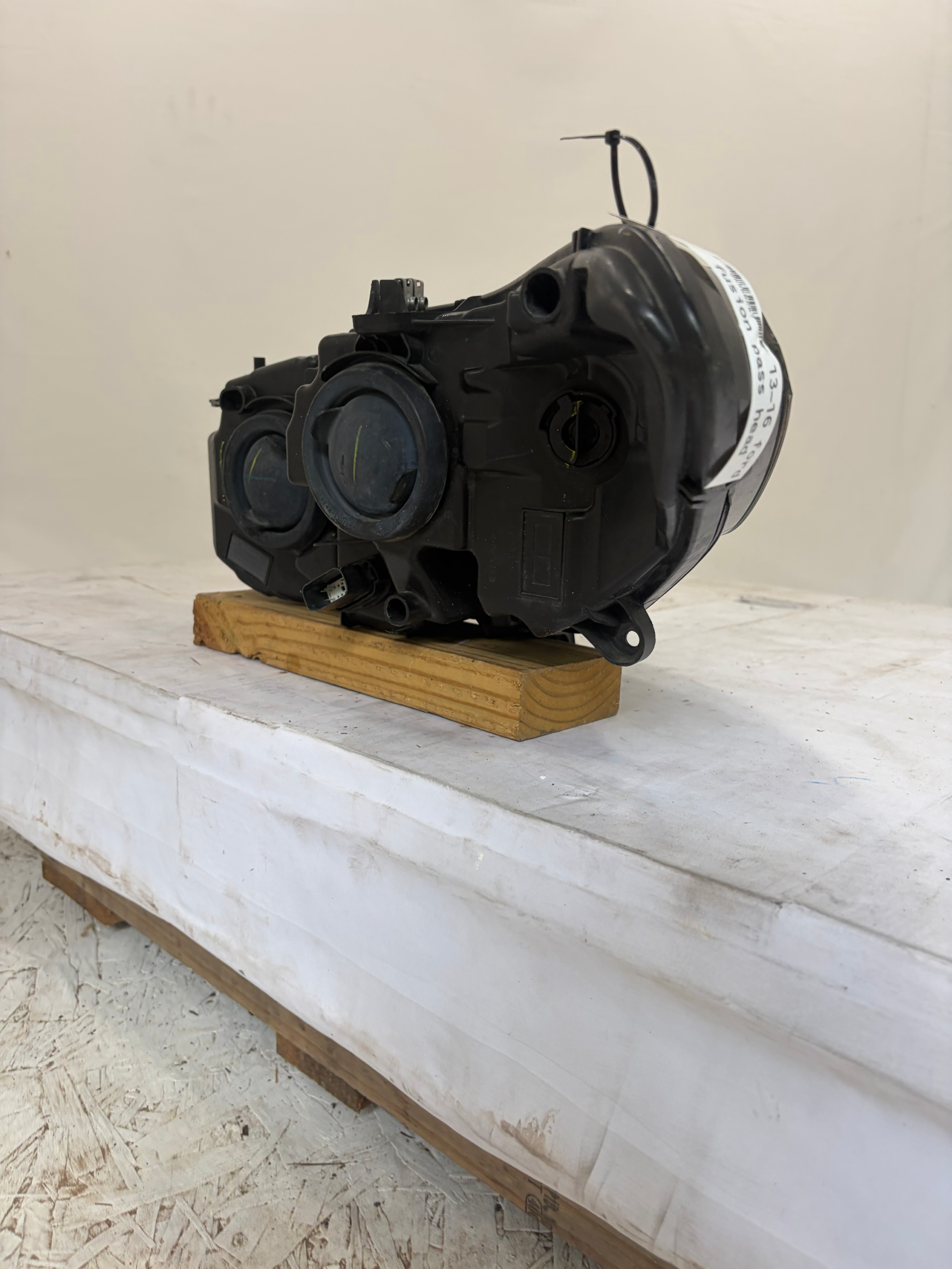 2013-2016 Ford Fusion Passenger Side Headlight