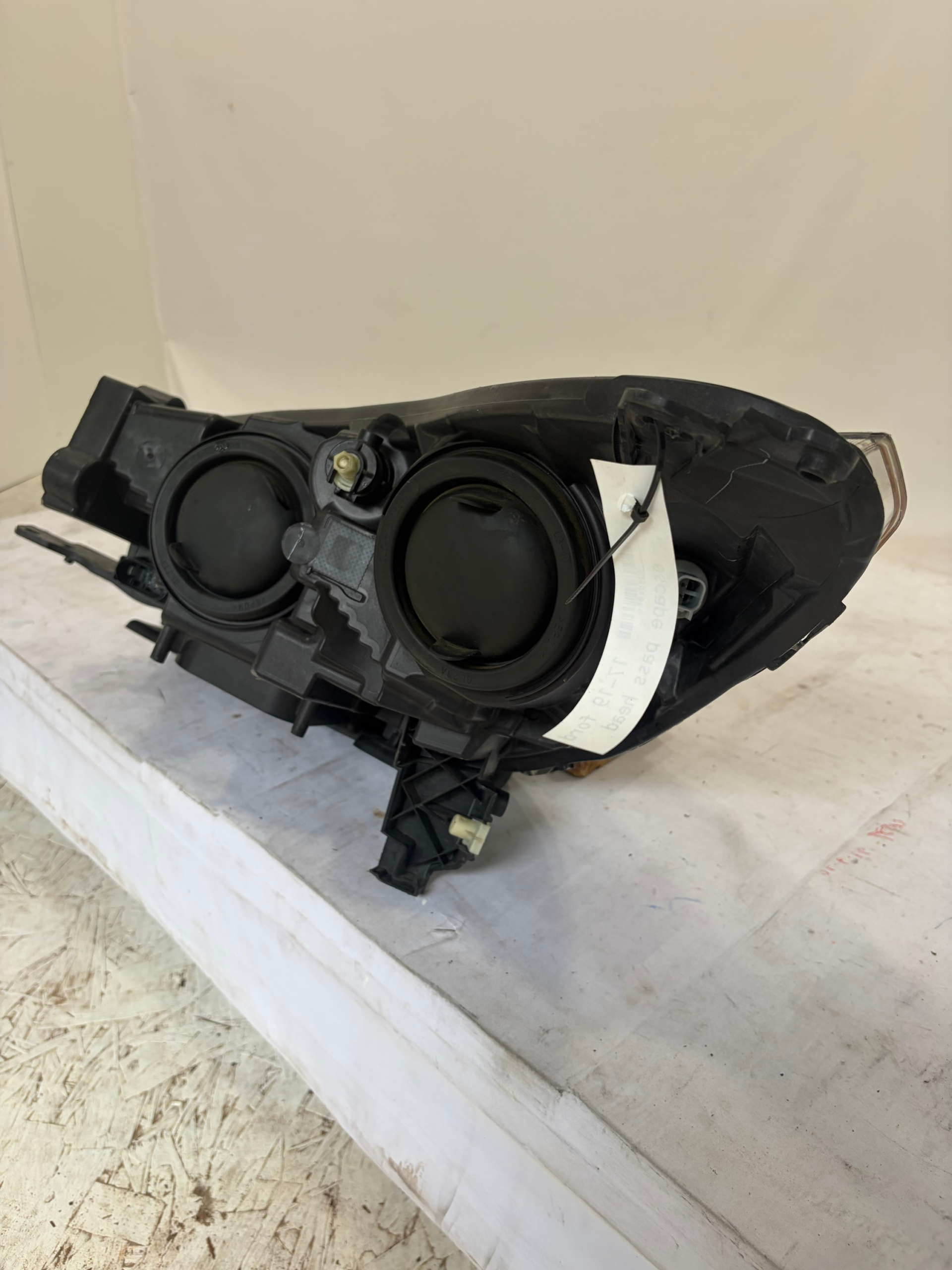 2017-2019 Ford Escape Passenger Side Headlight
