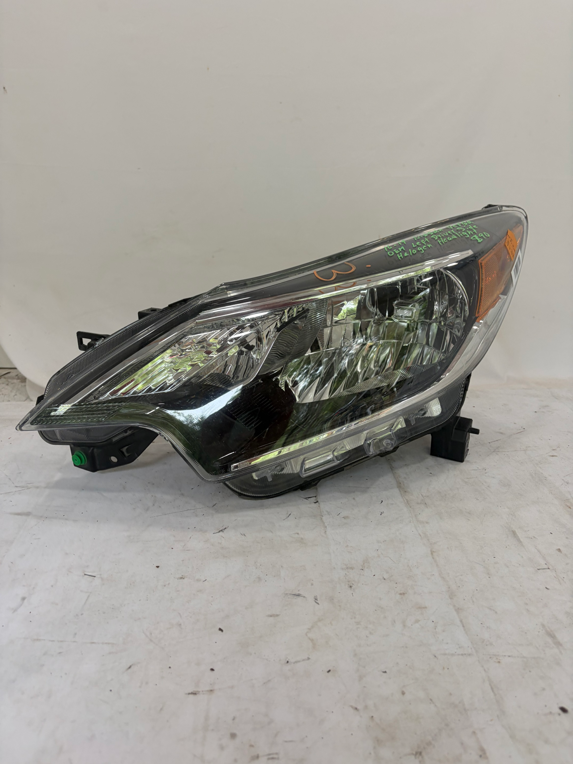 2016-2019 Nissan Versa Halogen Driver Side Headlight