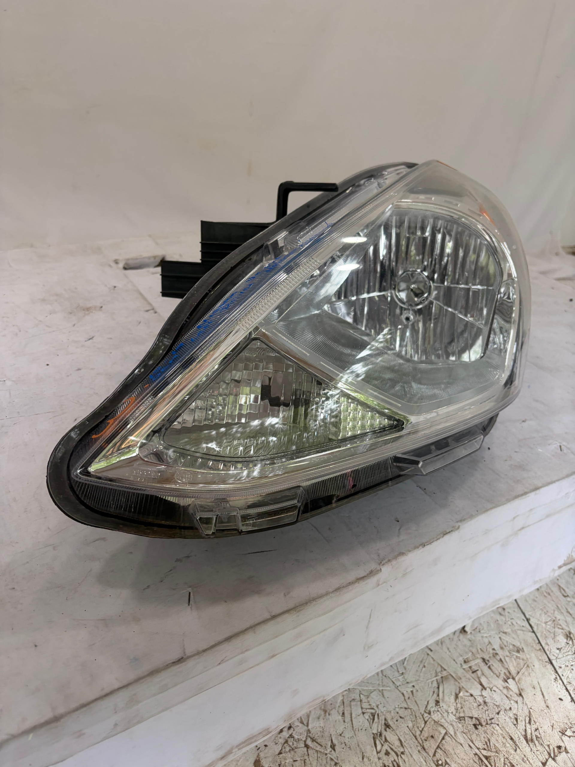 2015-2019 Nissan Versa Halogen Driver Side Headlight