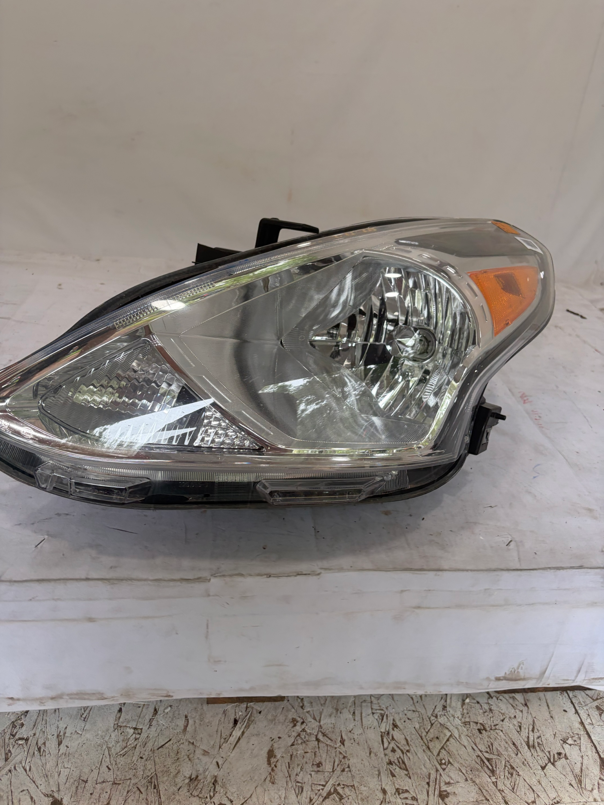 2015-2019 Nissan Versa Halogen Driver Side Headlight