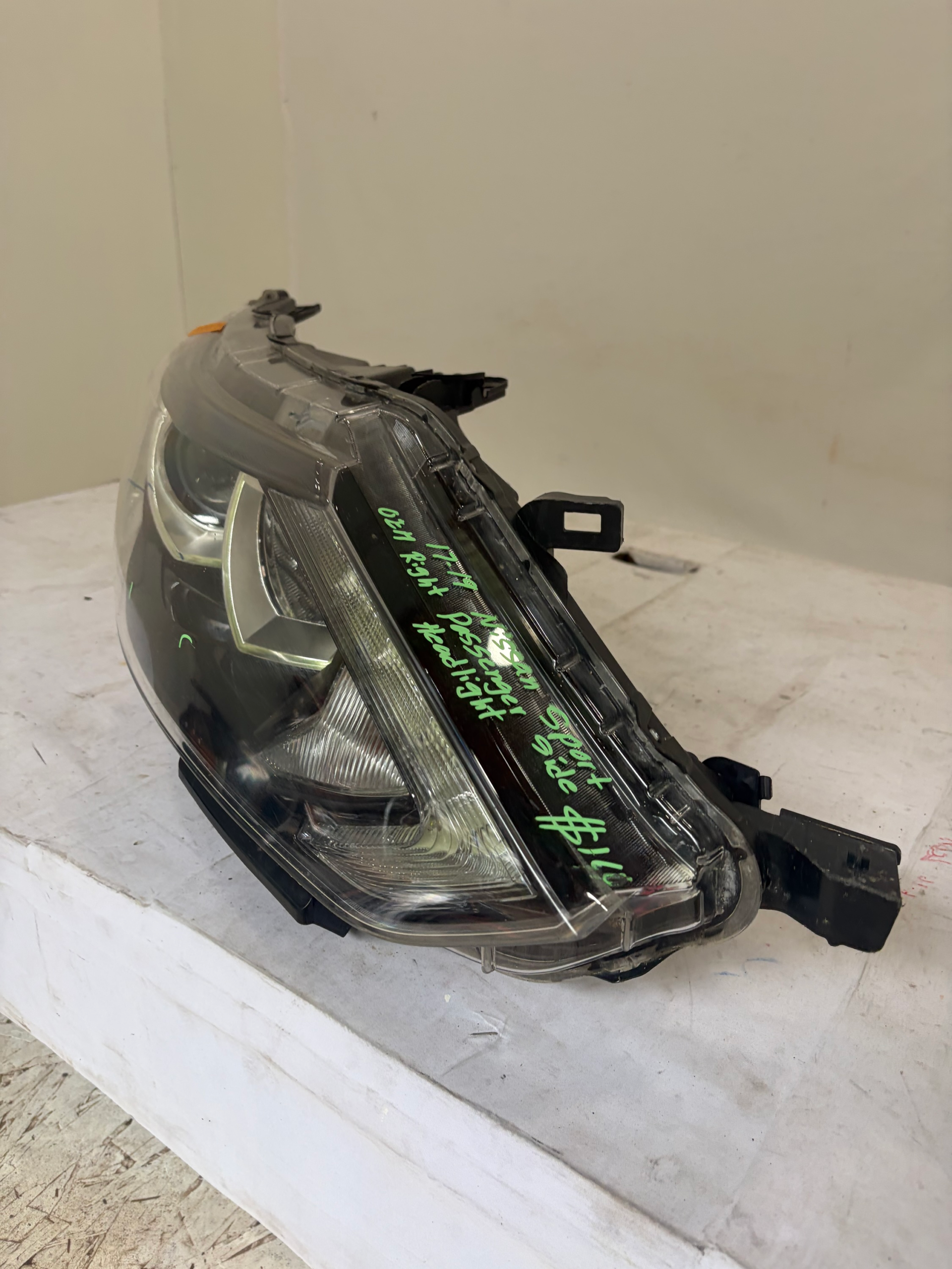 2017-2019 Nissan Rogue Sport Passenger Side Headlight