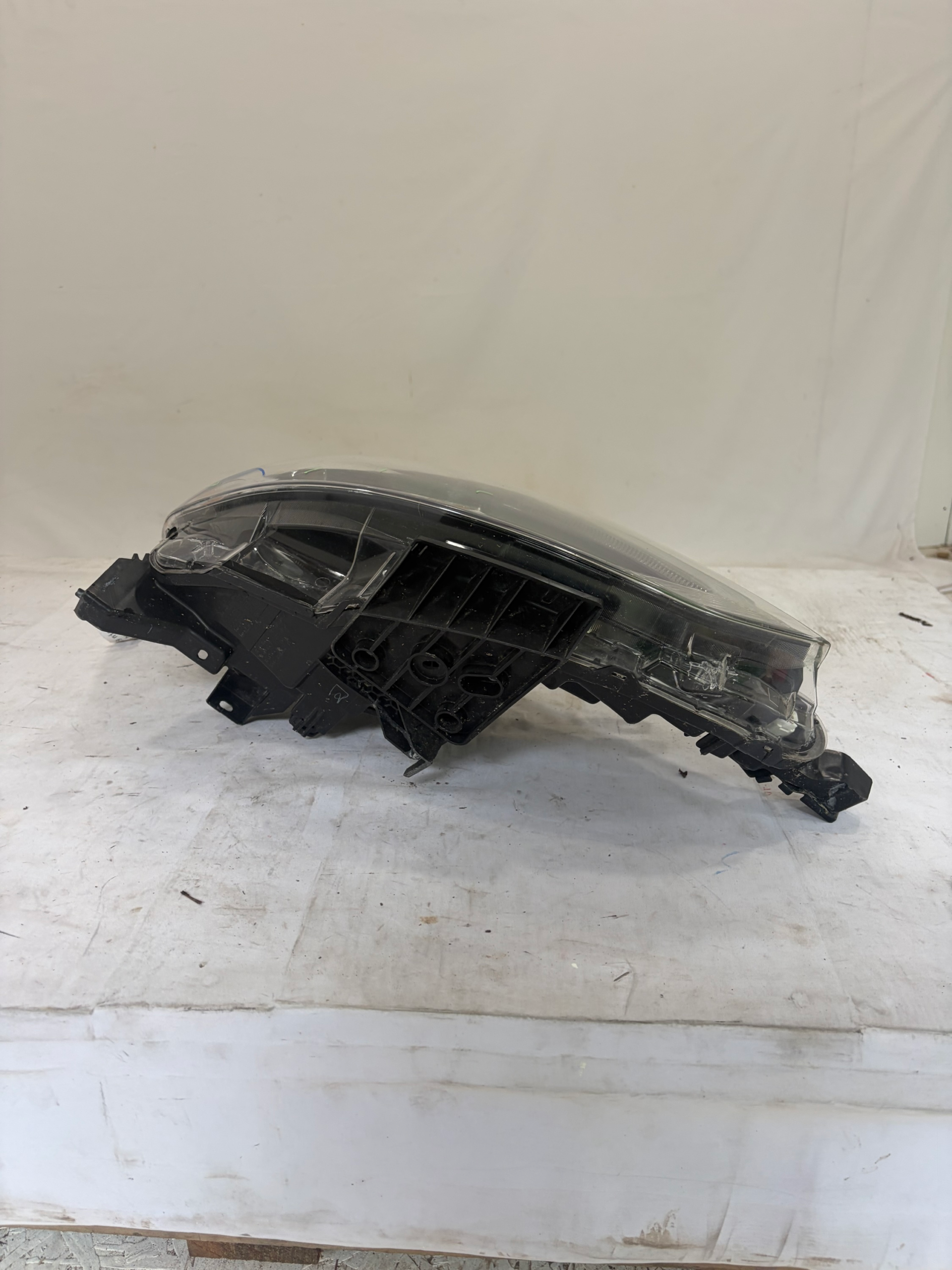 2017-2019 Nissan Rogue Sport Passenger Side Headlight