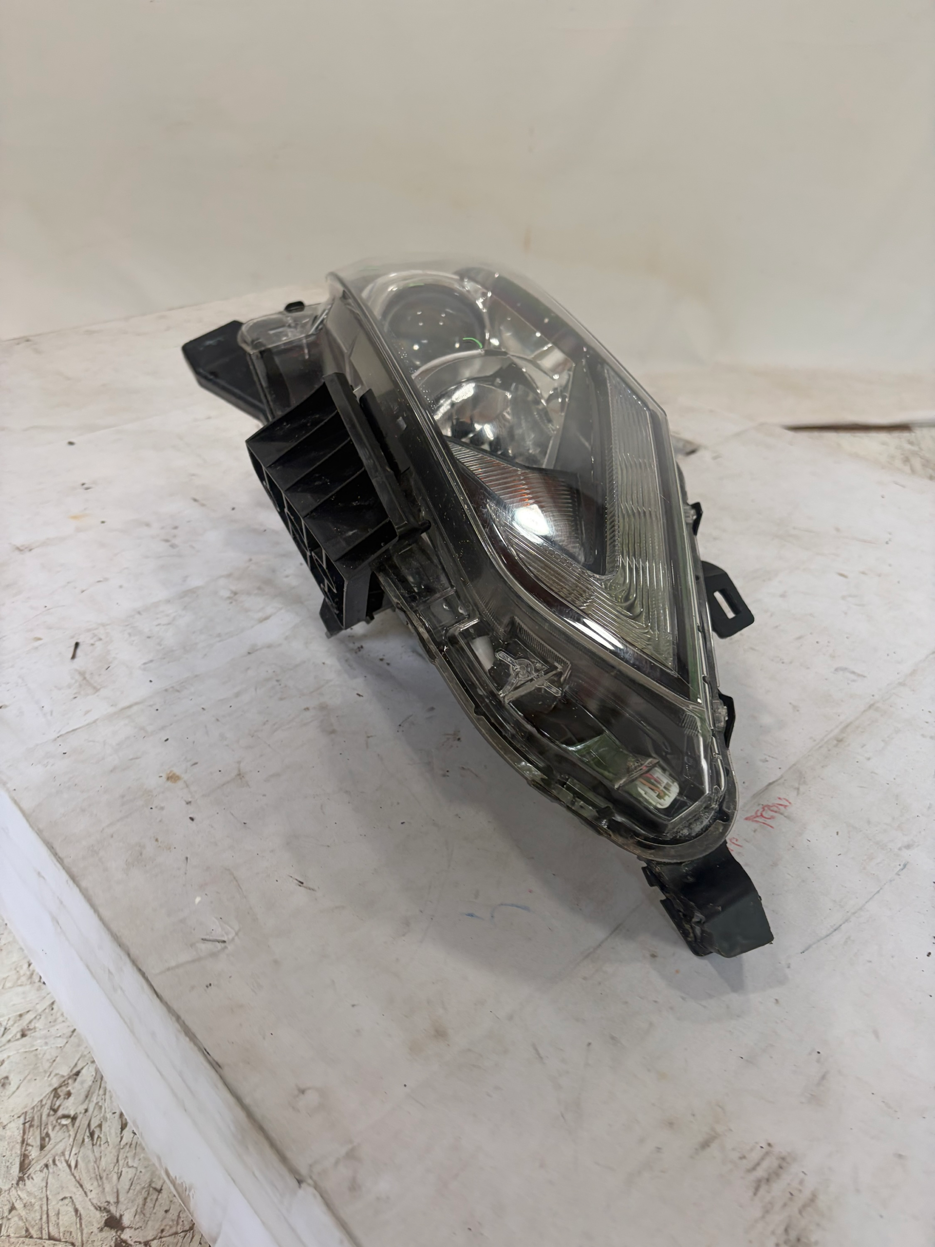 2017-2019 Nissan Rogue Sport Passenger Side Headlight