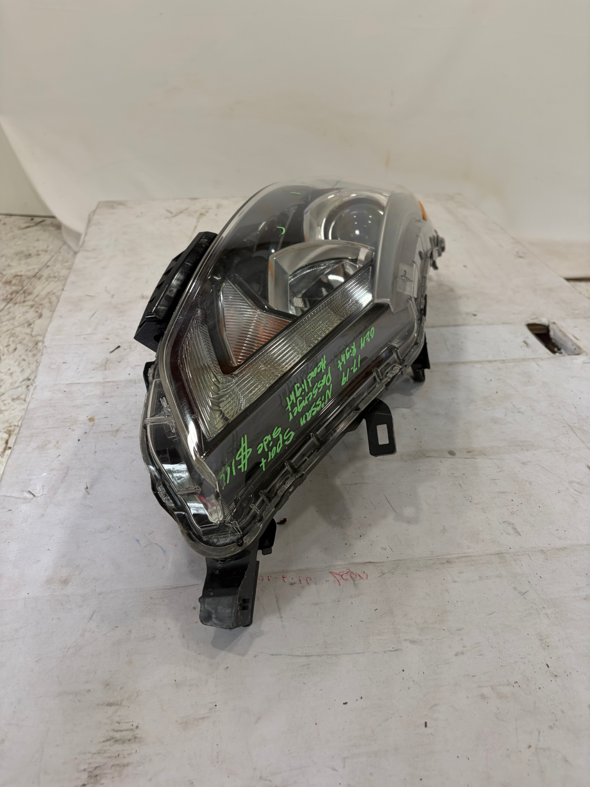 2017-2019 Nissan Rogue Sport Passenger Side Headlight