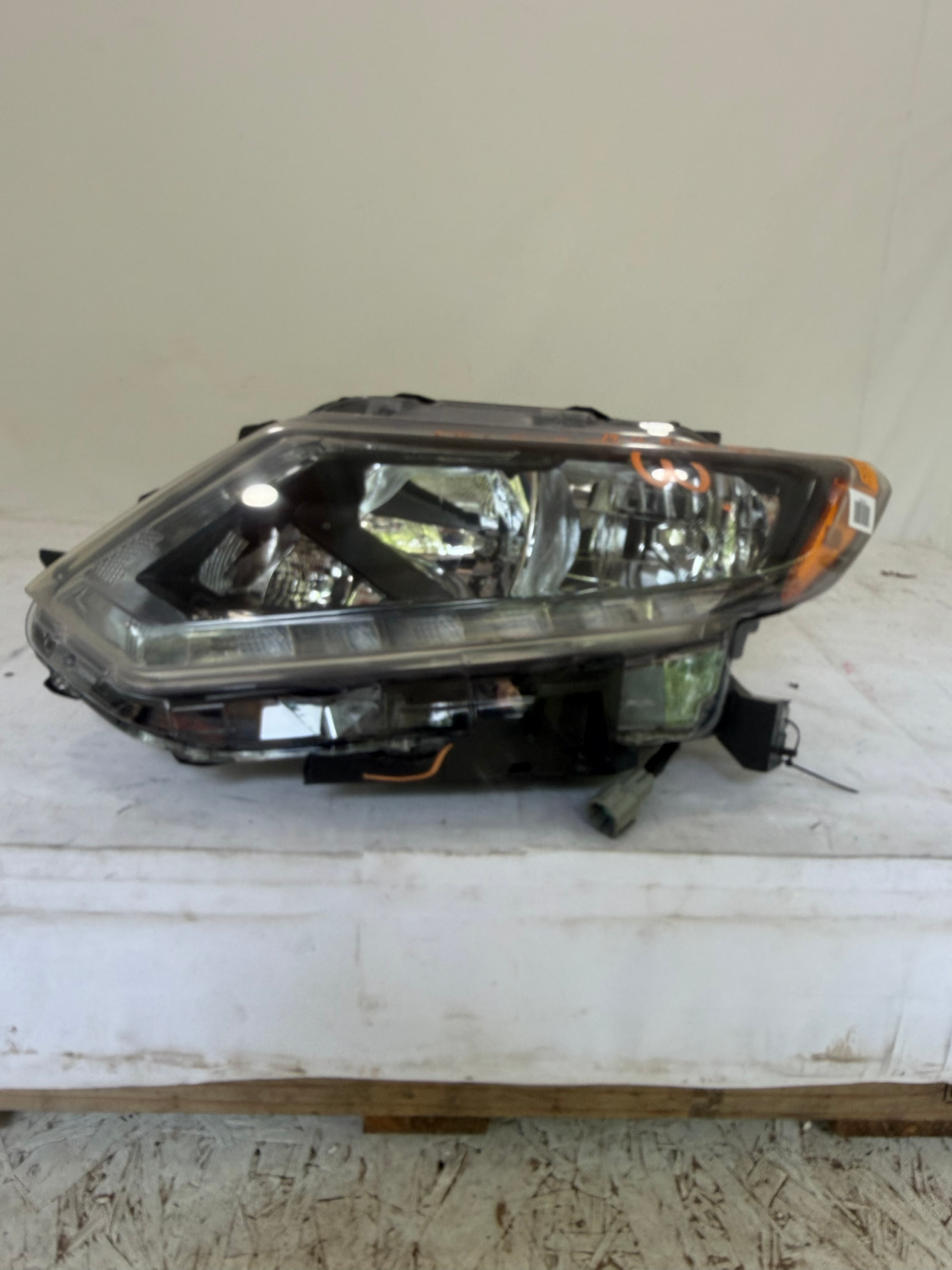 2014-2016 Nissan Rogue Driver Side Headlight (Aftermarket)