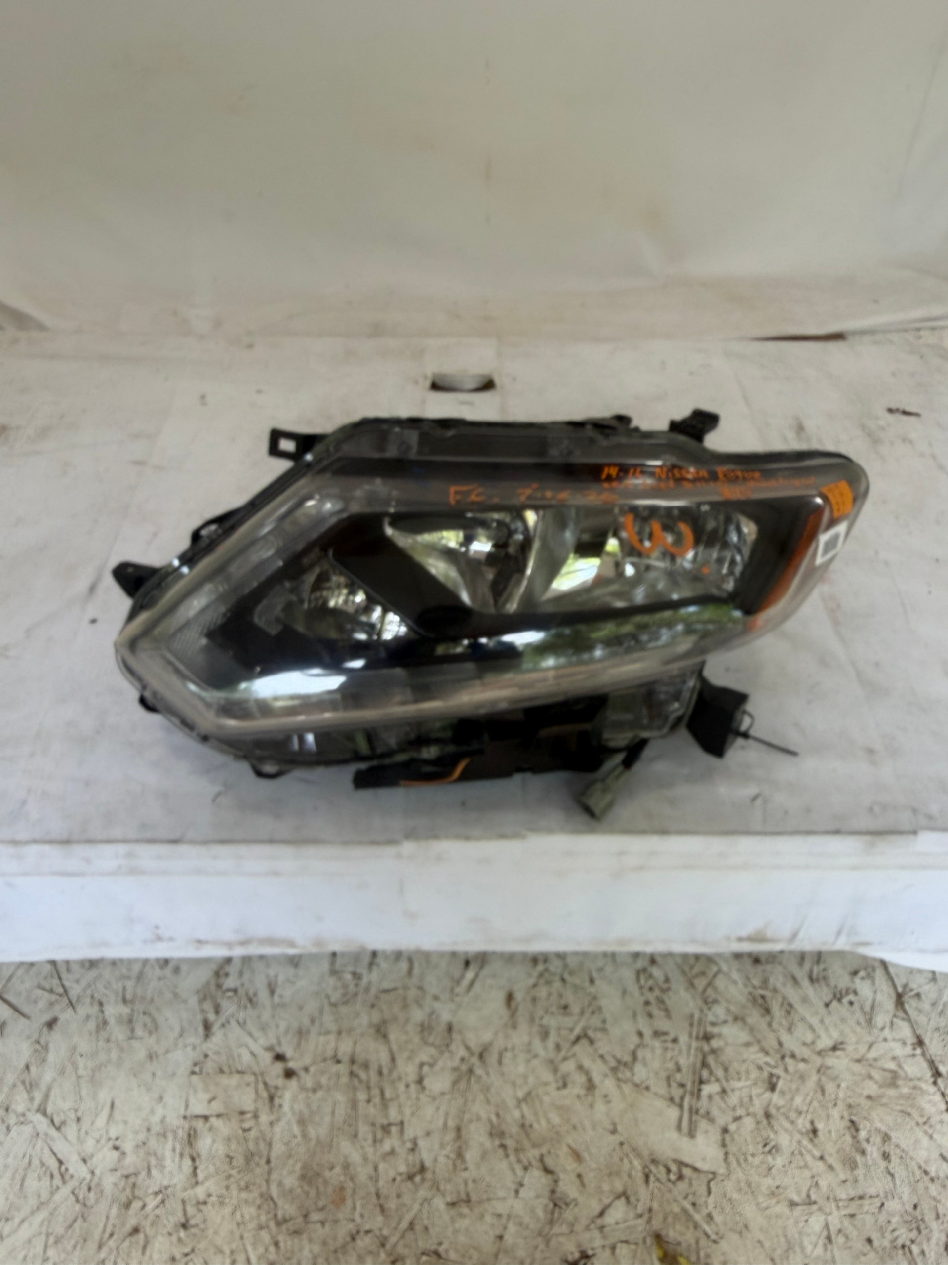 2014-2016 Nissan Rogue Driver Side Headlight (Aftermarket)