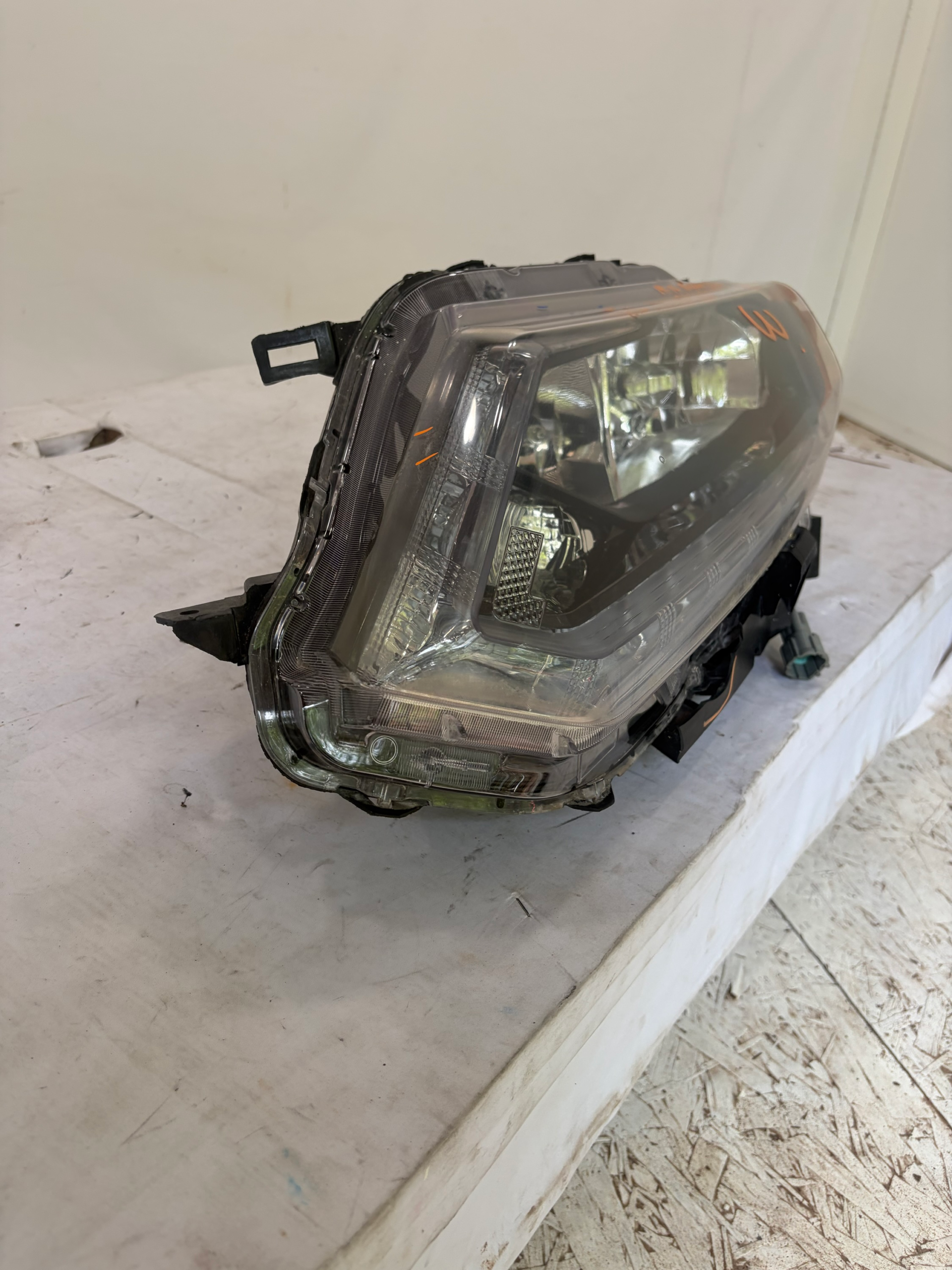 2014-2016 Nissan Rogue Driver Side Headlight (Aftermarket)