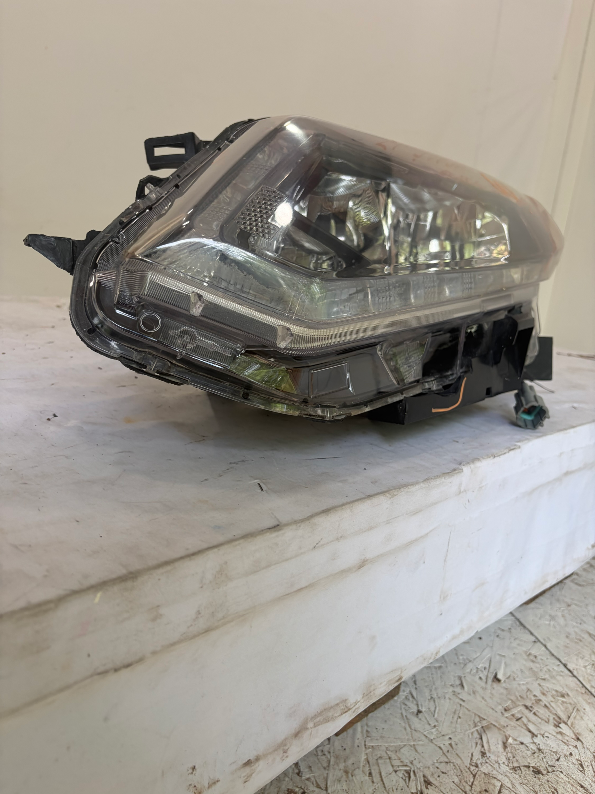 2014-2016 Nissan Rogue Driver Side Headlight (Aftermarket)