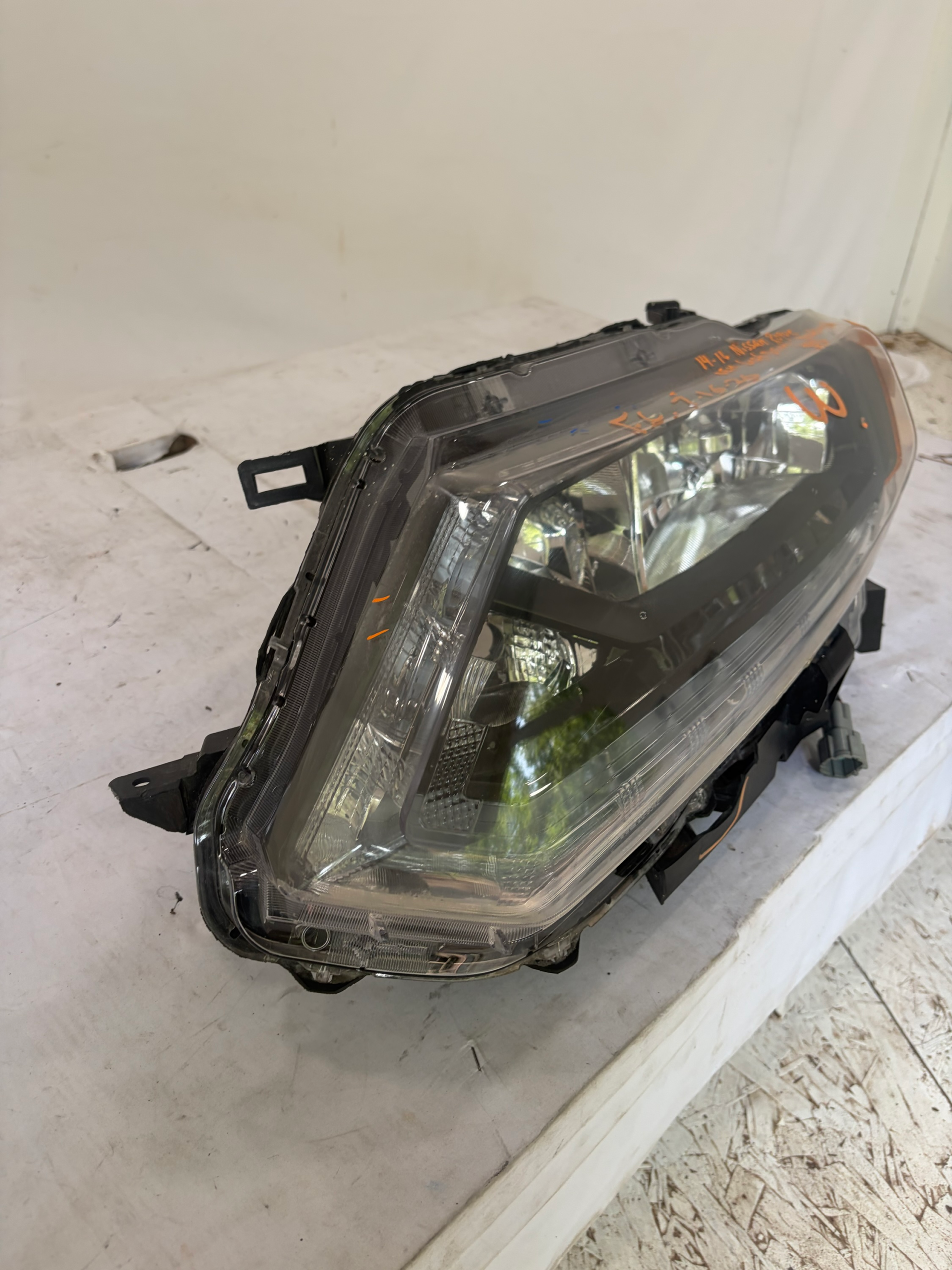 2014-2016 Nissan Rogue Driver Side Headlight (Aftermarket)
