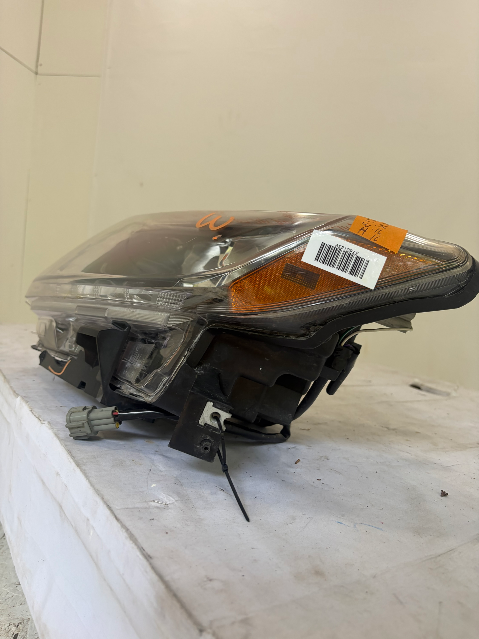 2014-2016 Nissan Rogue Driver Side Headlight (Aftermarket)