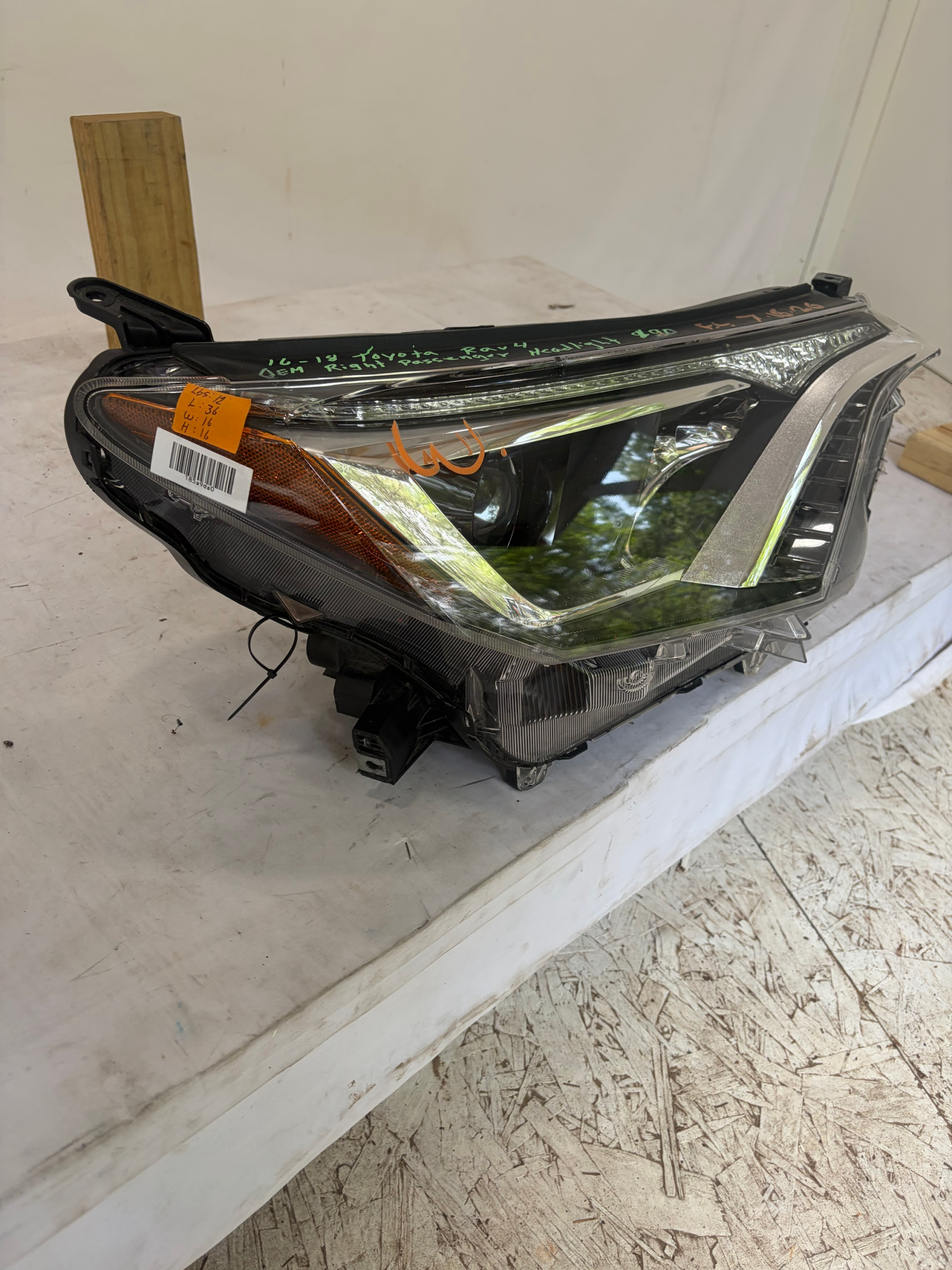 2016-2018 Toyota RAV4 Passenger Side Headlight