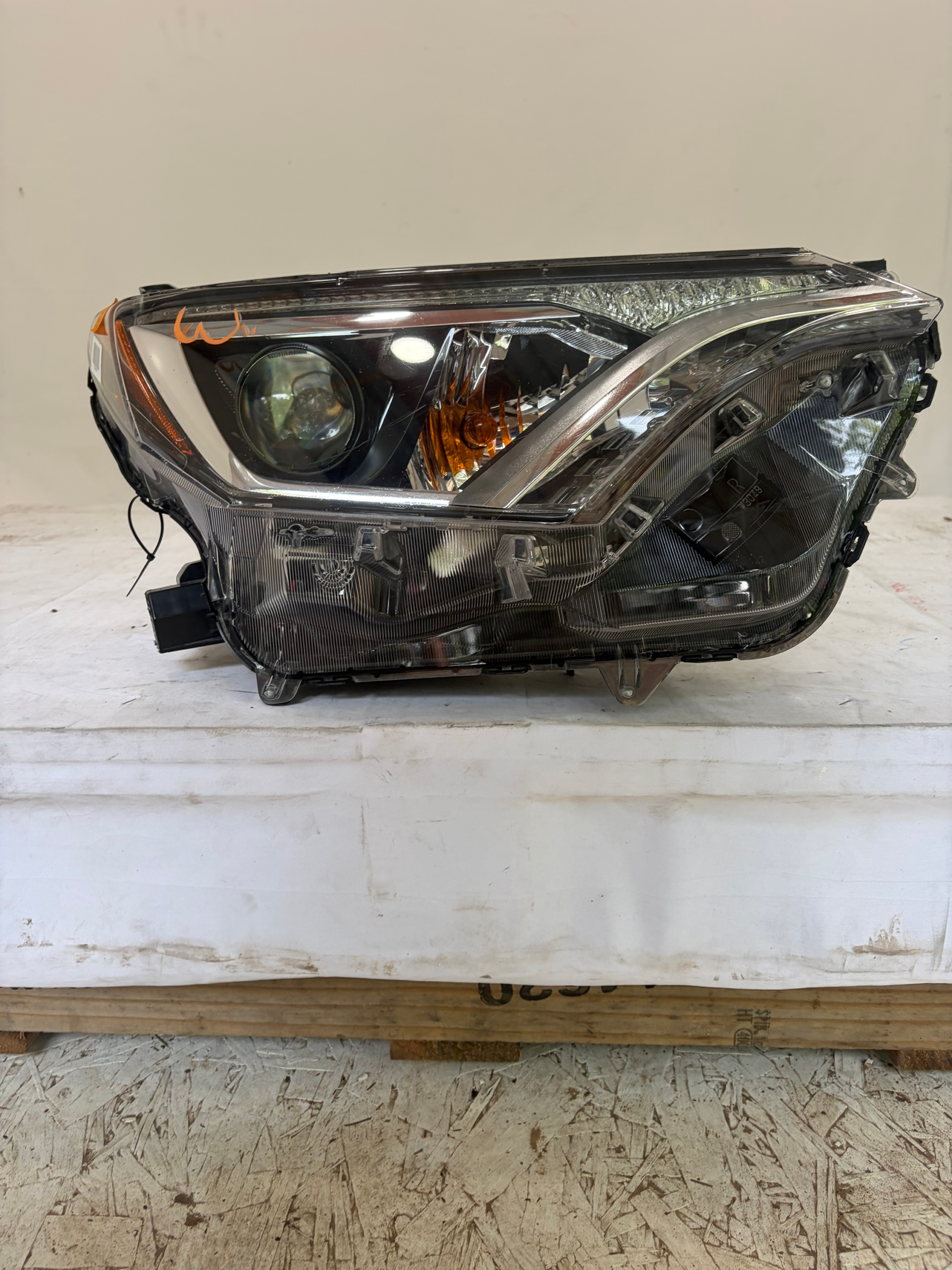2016-2018 Toyota RAV4 Passenger Side Headlight