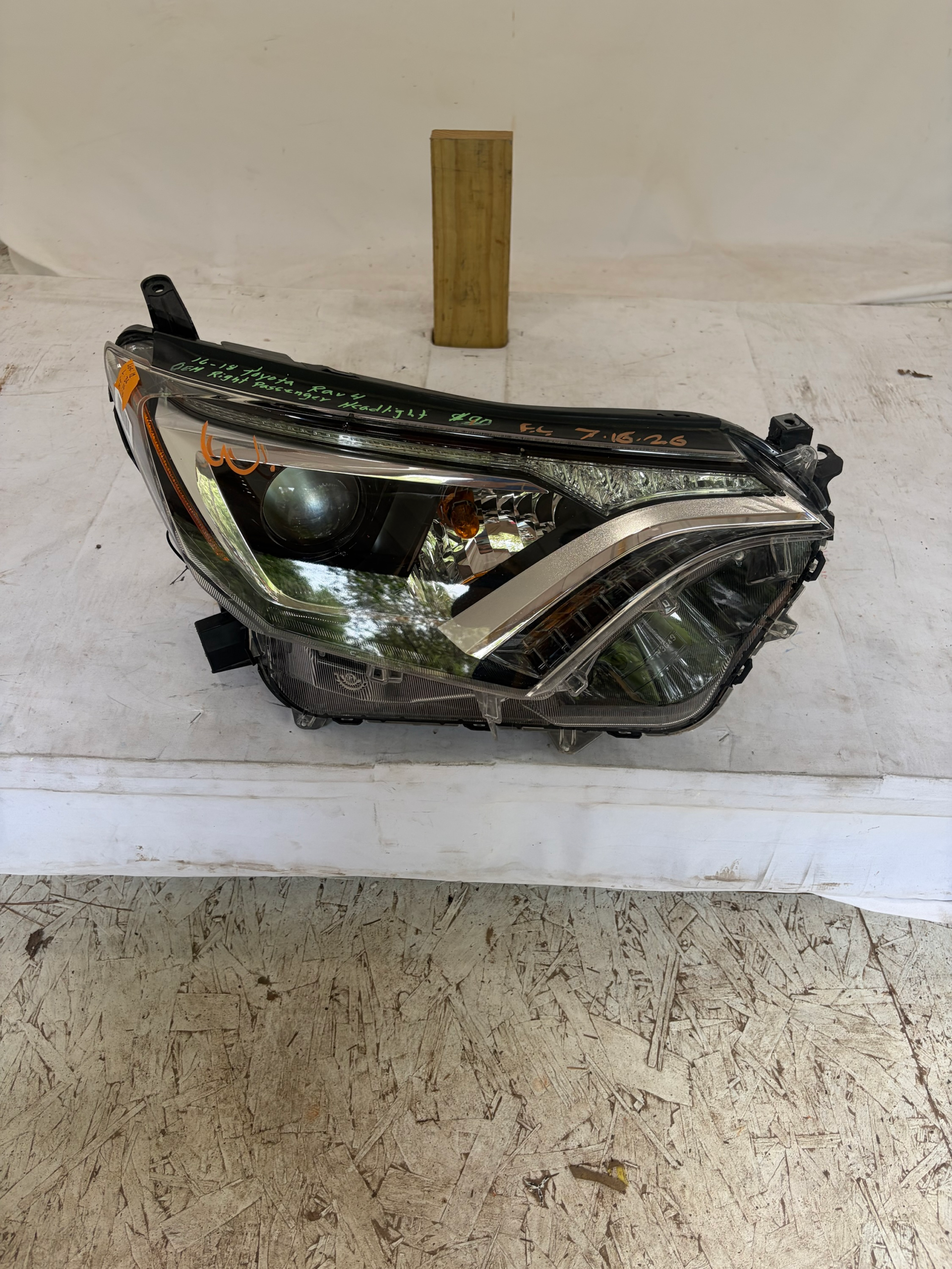2016-2018 Toyota RAV4 Passenger Side Headlight