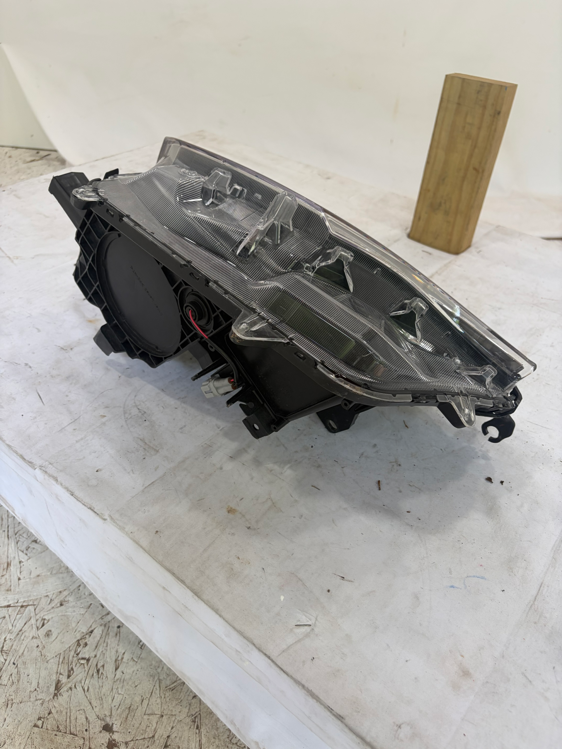 2016-2018 Toyota RAV4 Passenger Side Headlight
