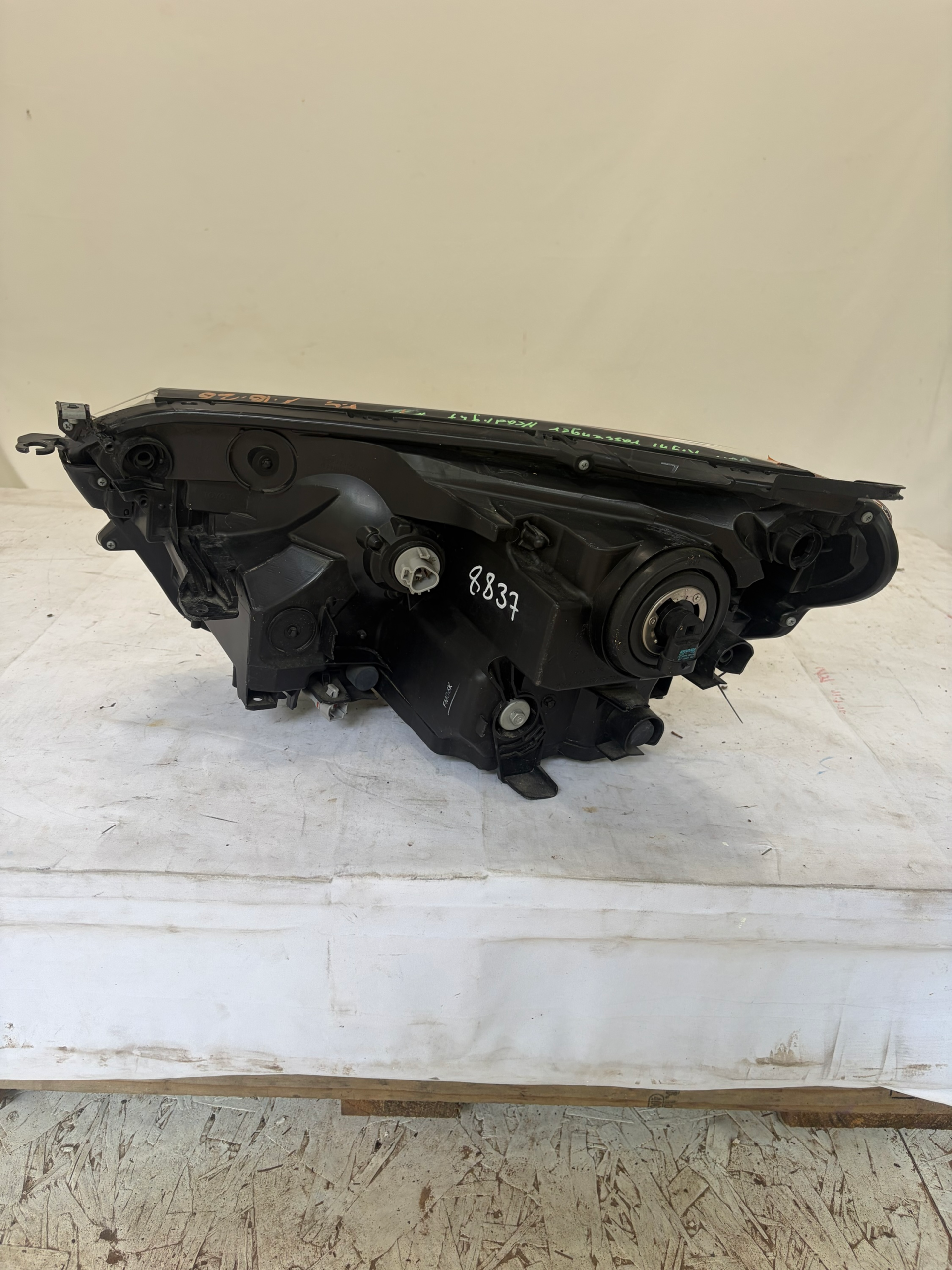 2016-2018 Toyota RAV4 Passenger Side Headlight