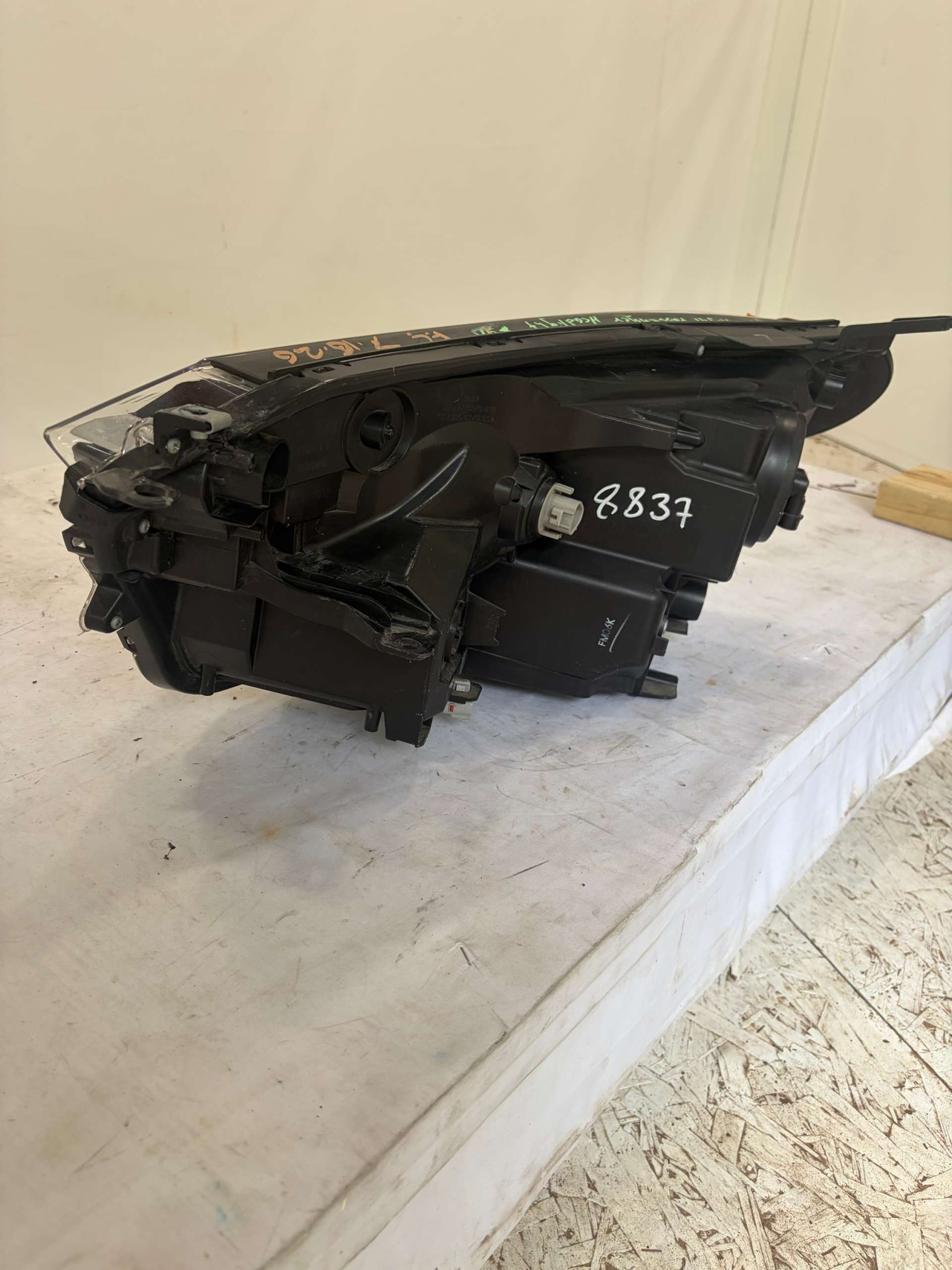 2016-2018 Toyota RAV4 Passenger Side Headlight