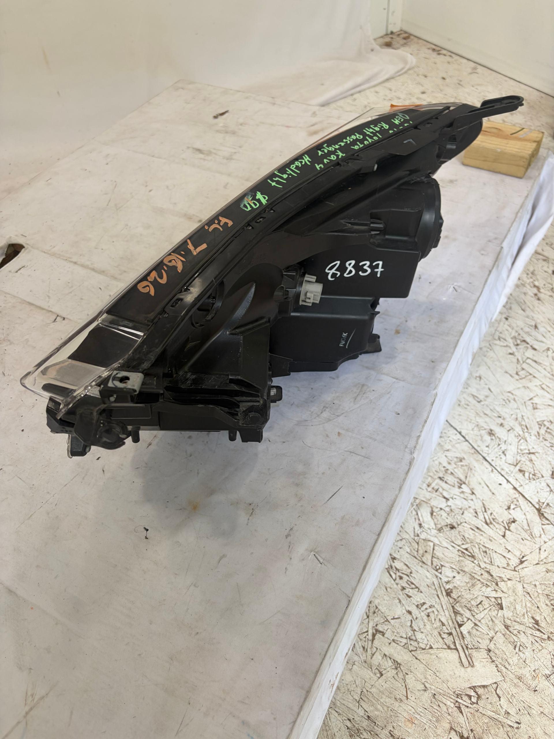 2016-2018 Toyota RAV4 Passenger Side Headlight