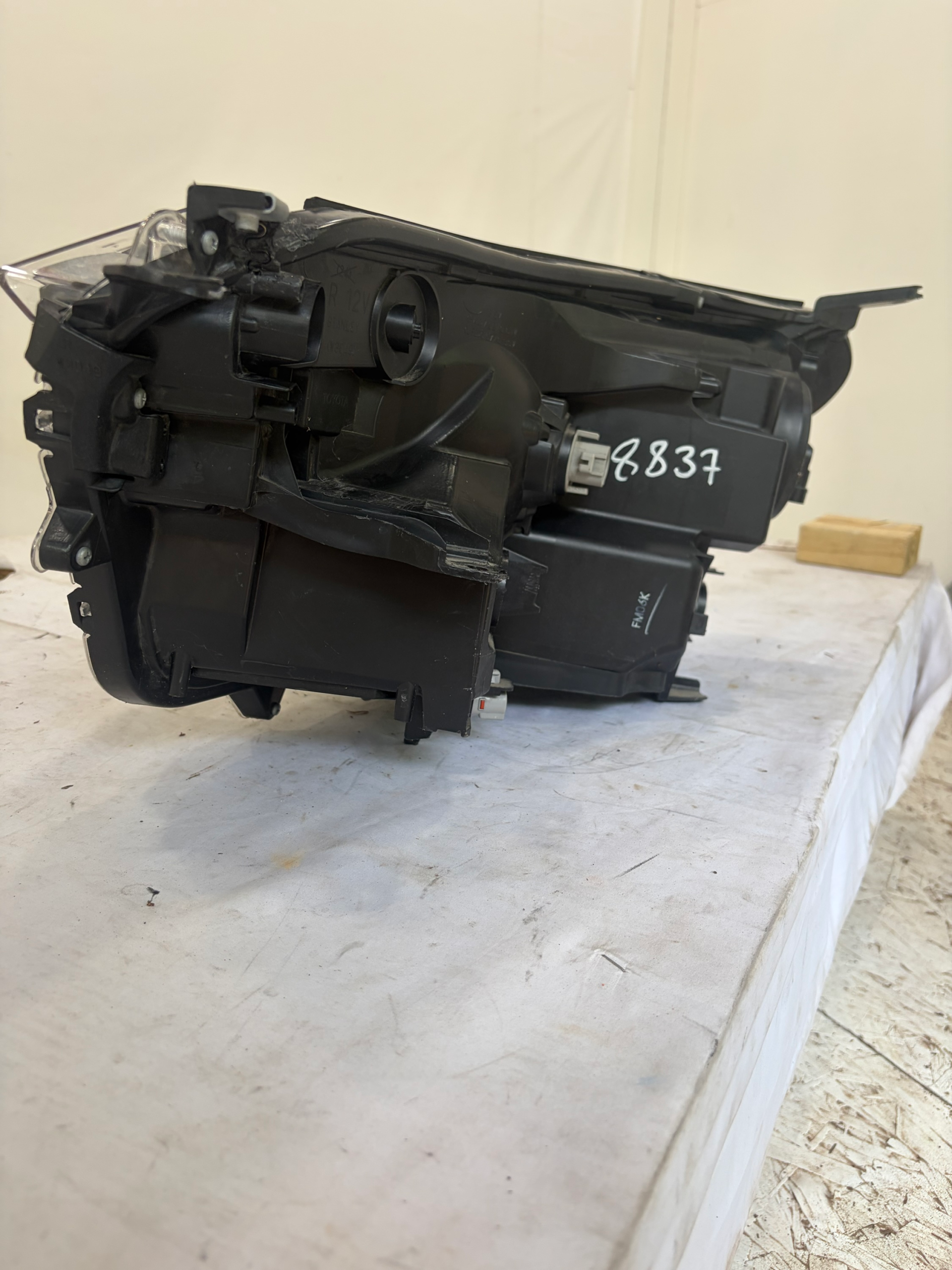 2016-2018 Toyota RAV4 Passenger Side Headlight