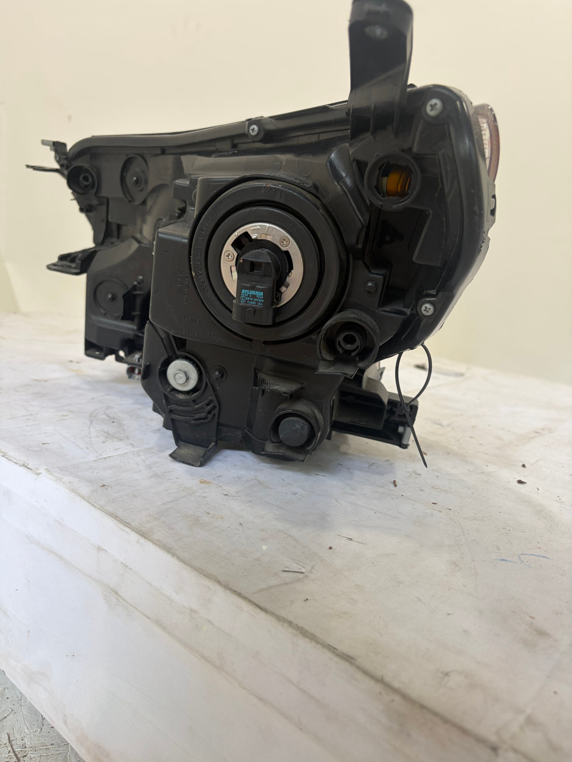 2016-2018 Toyota RAV4 Passenger Side Headlight