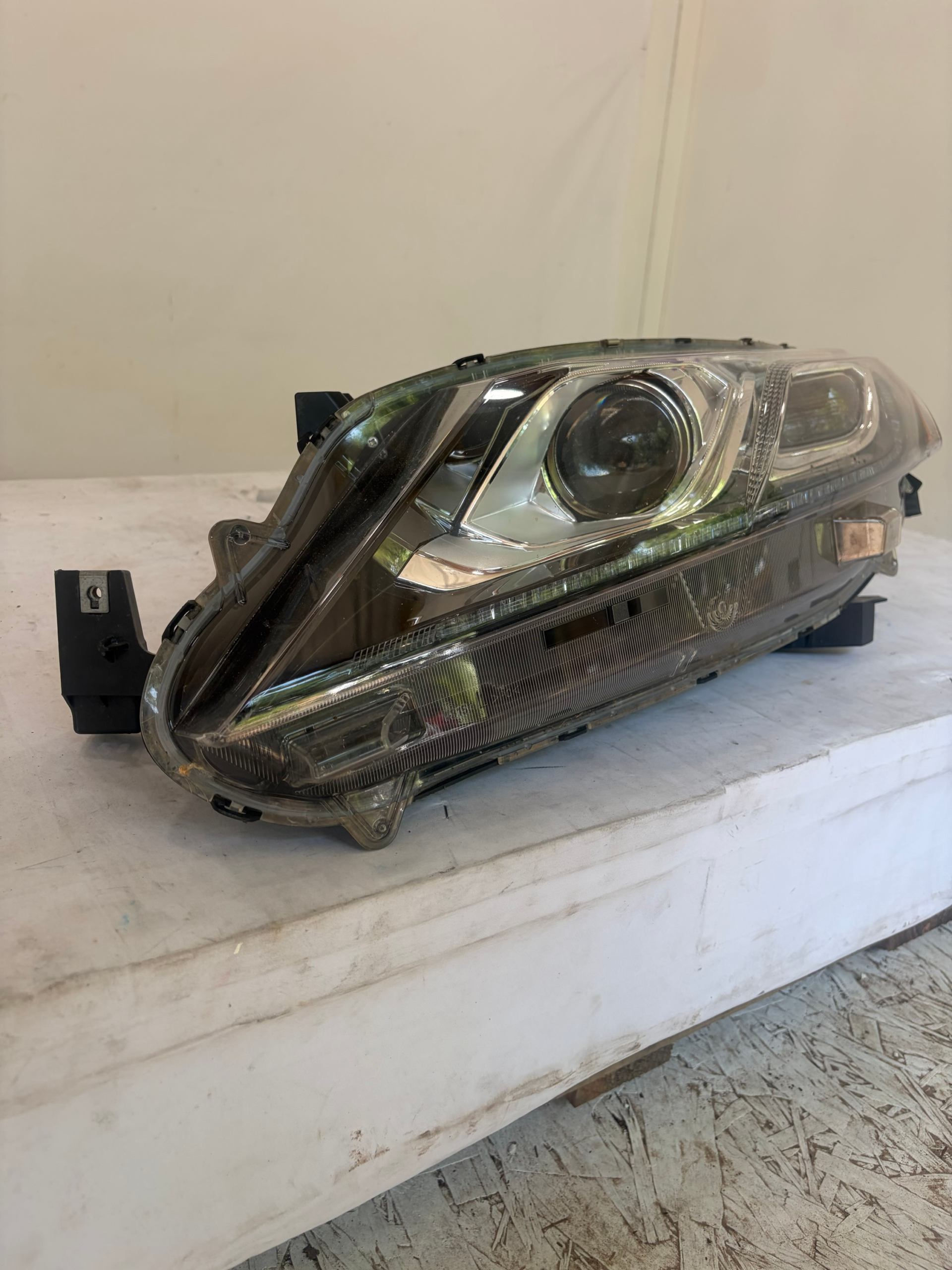 2018-2021 Mitsubishi Eclipse Cross Driver Side Headlight
