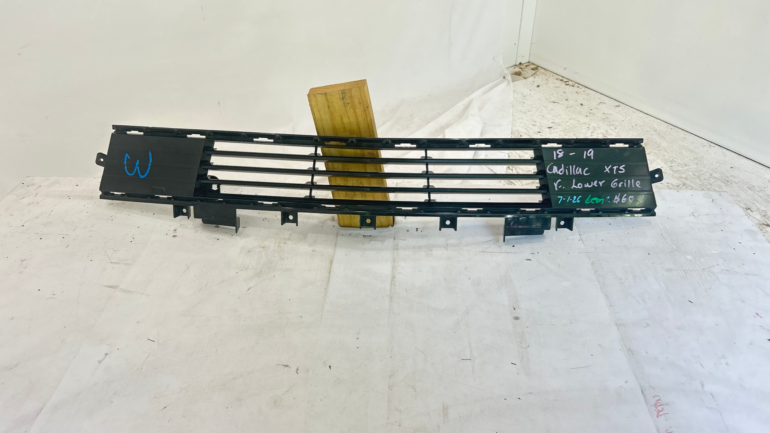 2018-2019 Cadillac XTS front lower grille