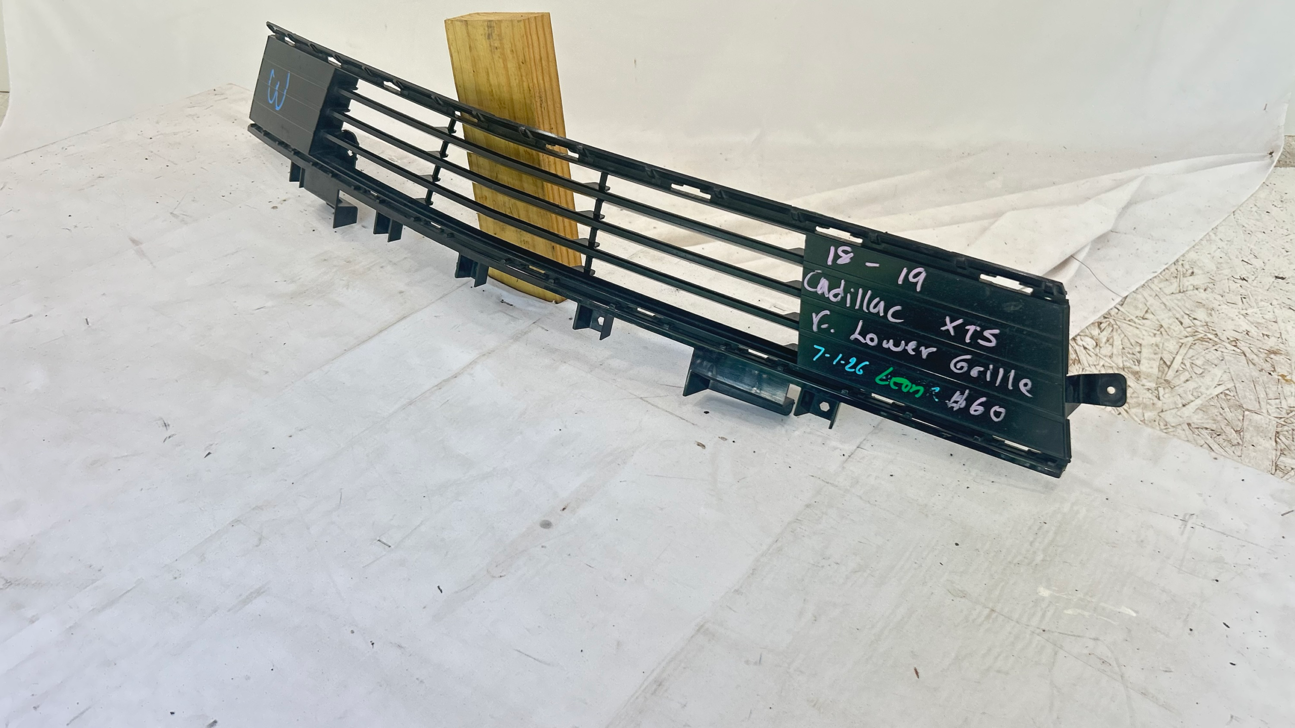 2018-2019 Cadillac XTS front lower grille