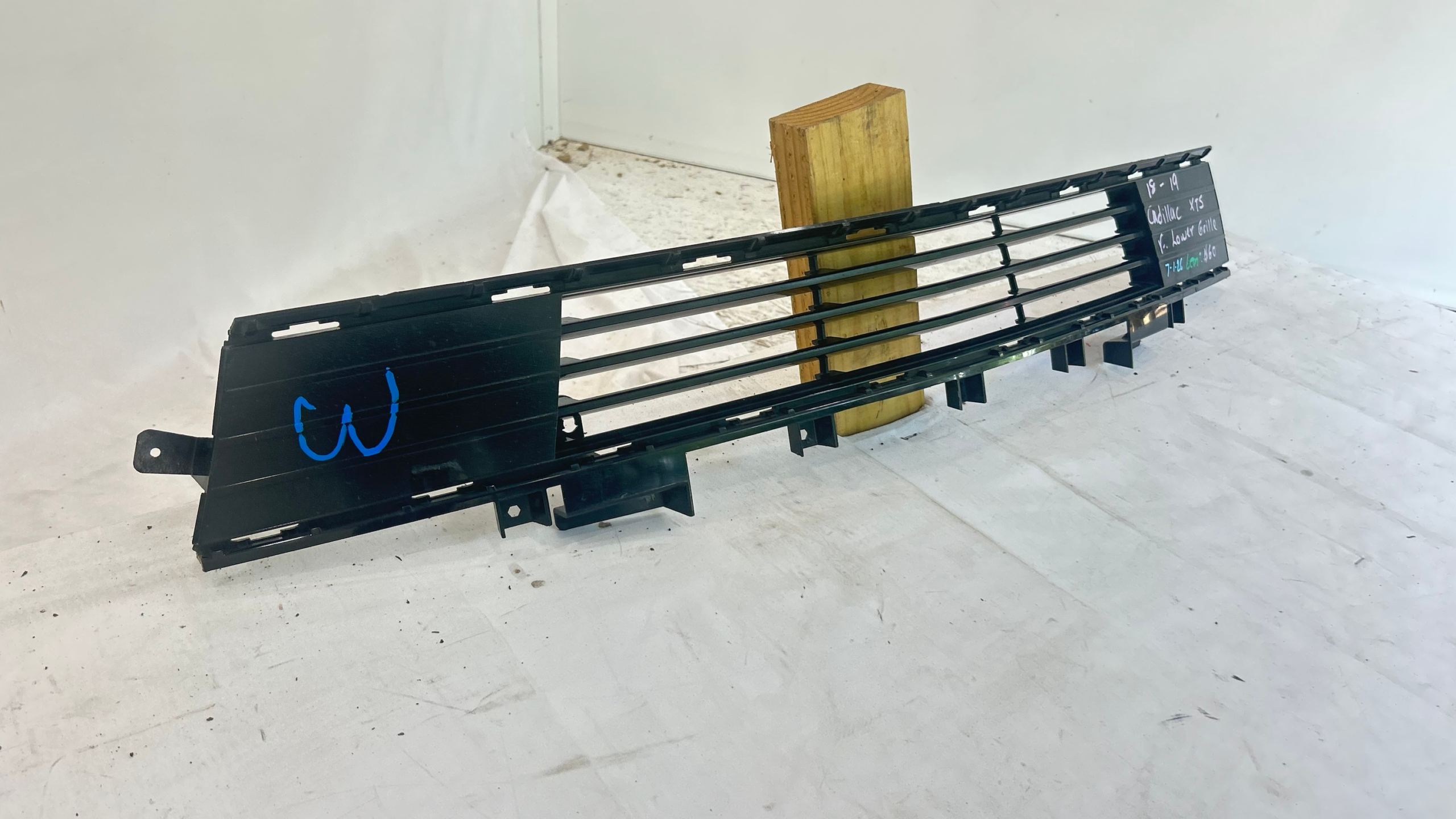 2018-2019 Cadillac XTS front lower grille