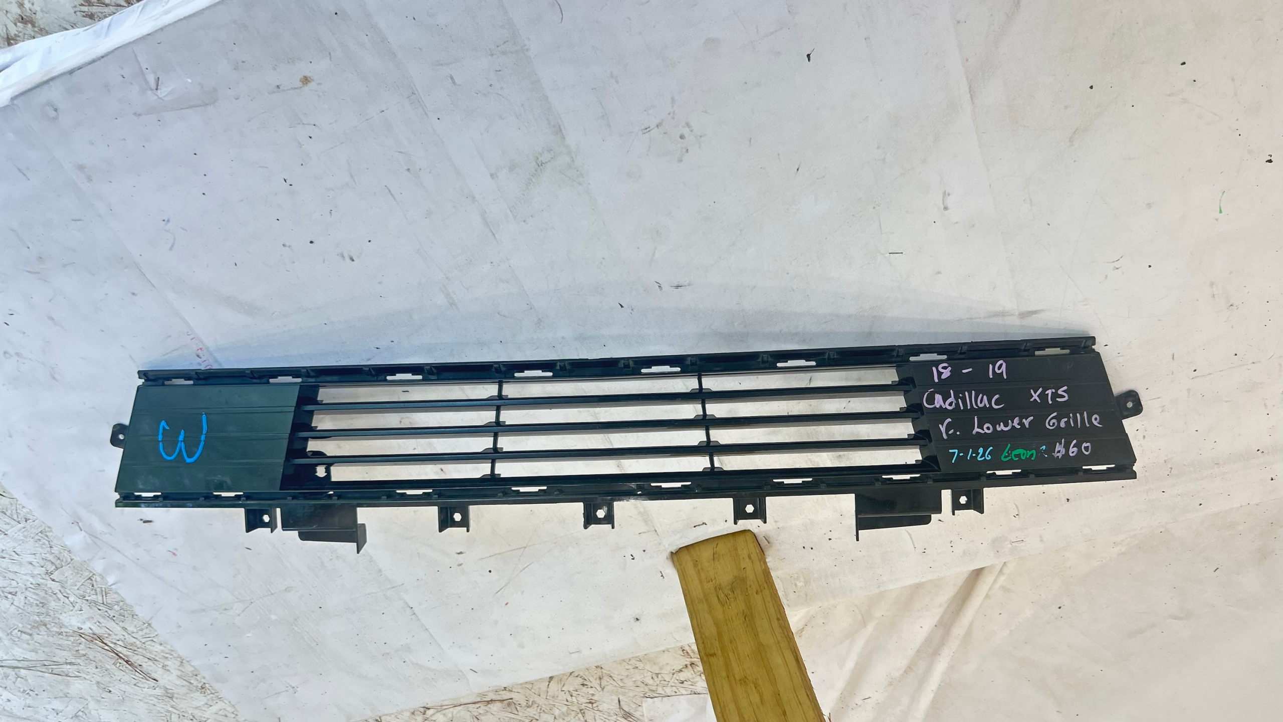 2018-2019 Cadillac XTS front lower grille