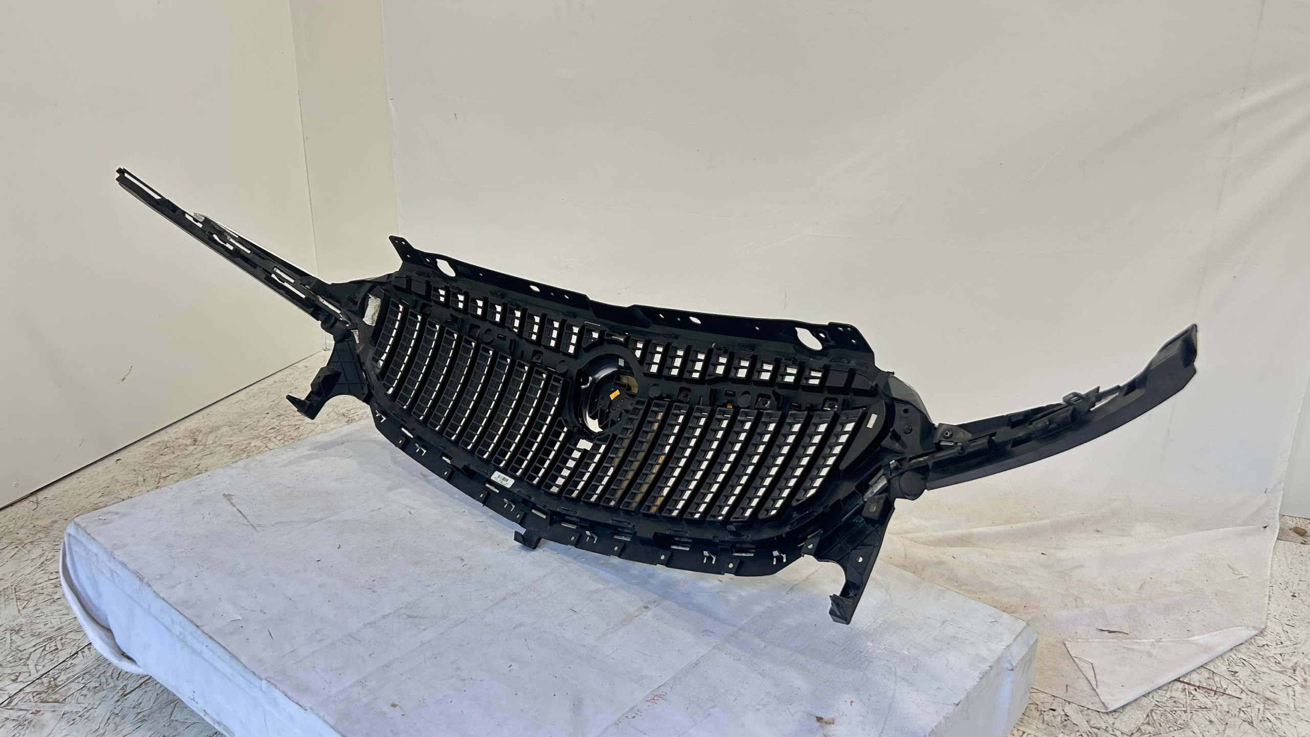 2018 2019 2020 2021 Buick Enclave Front Base Grille Chrome OEM 323740
