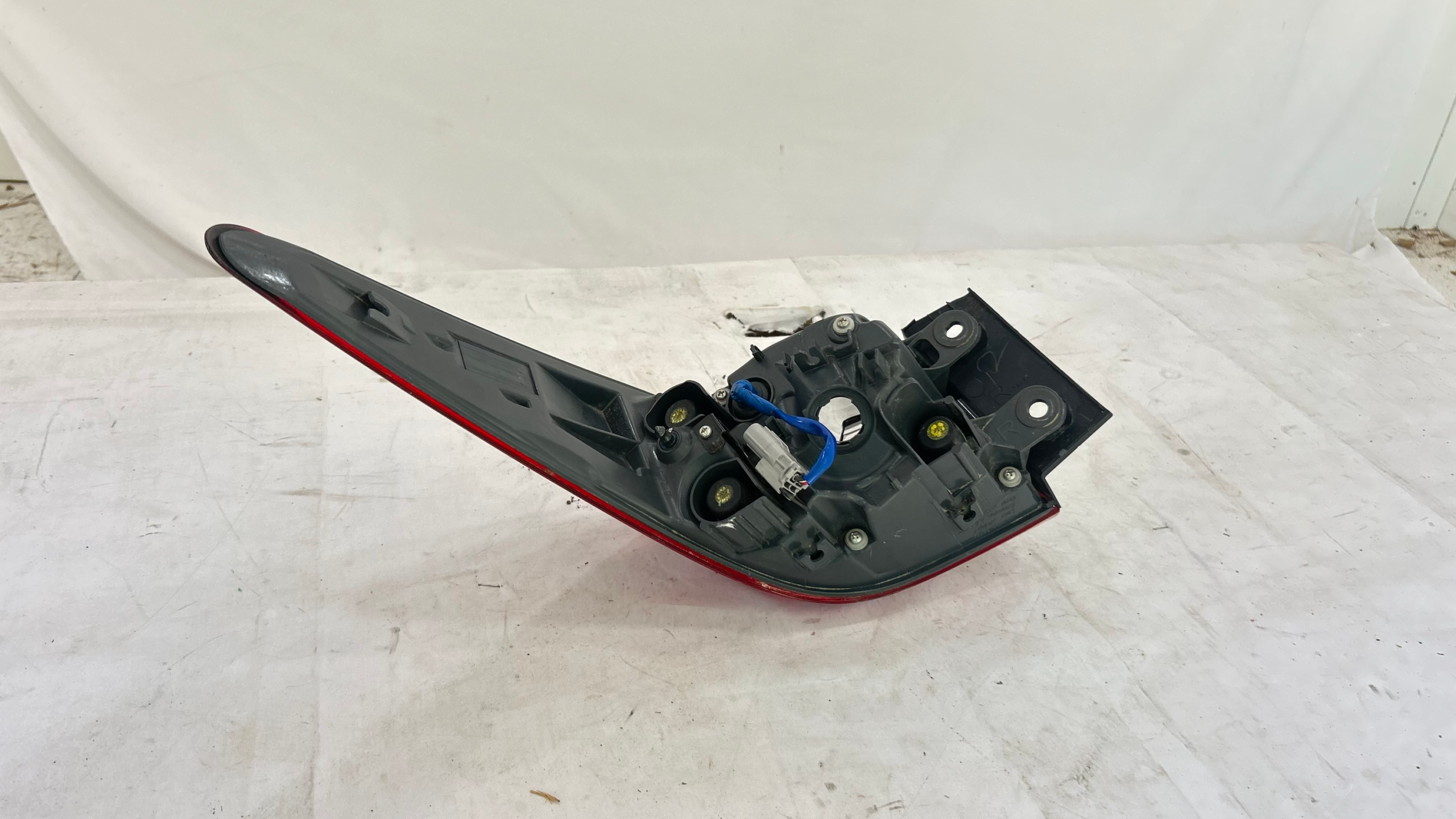 2015-2019 LEXUS RC300 RC350 REAR PASSENGER SIDE OUTER TAILLIGHT LIGHT LAMP OEM