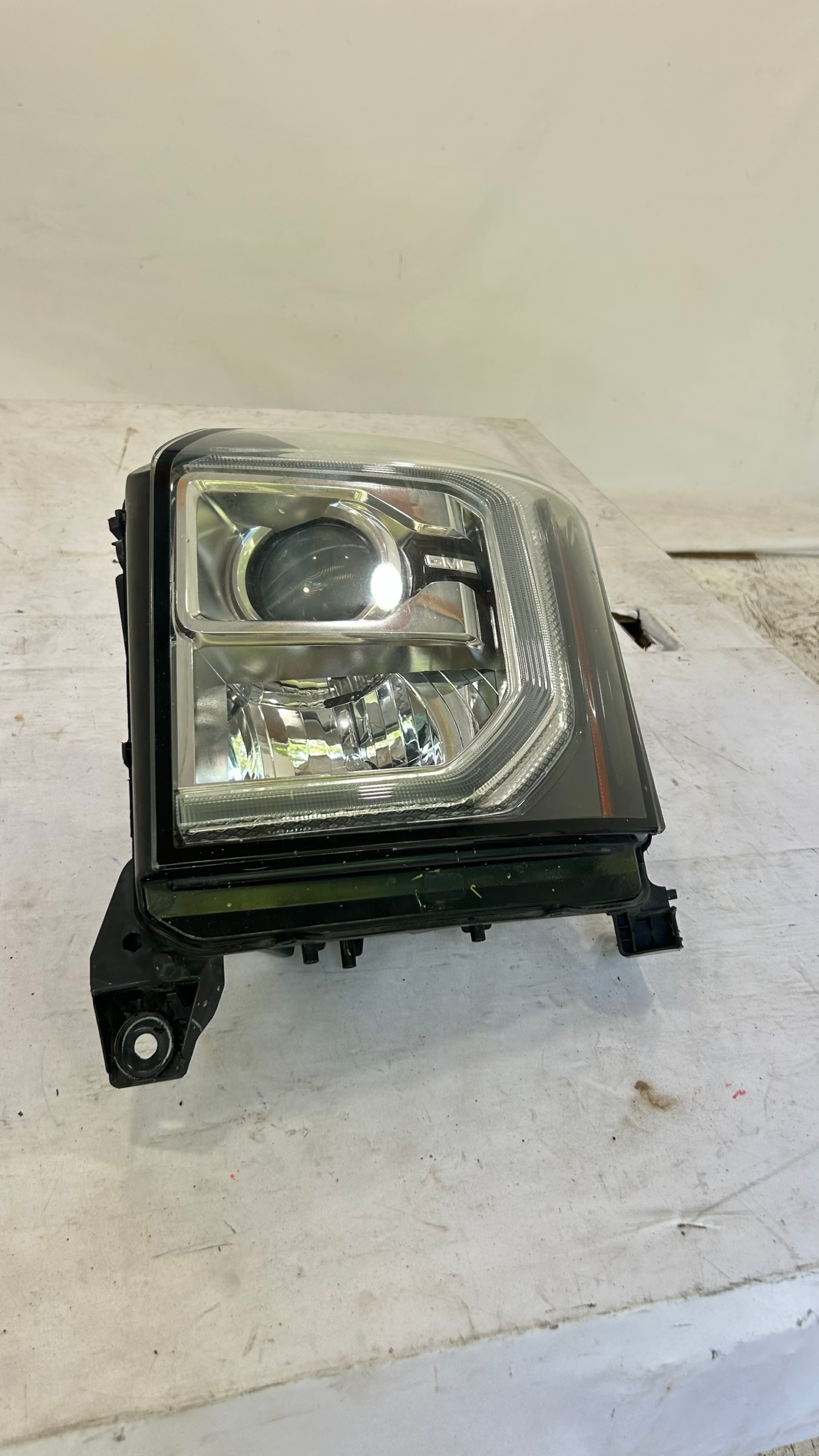 2015-2020 GMC Yukon Driver side HID Headlight